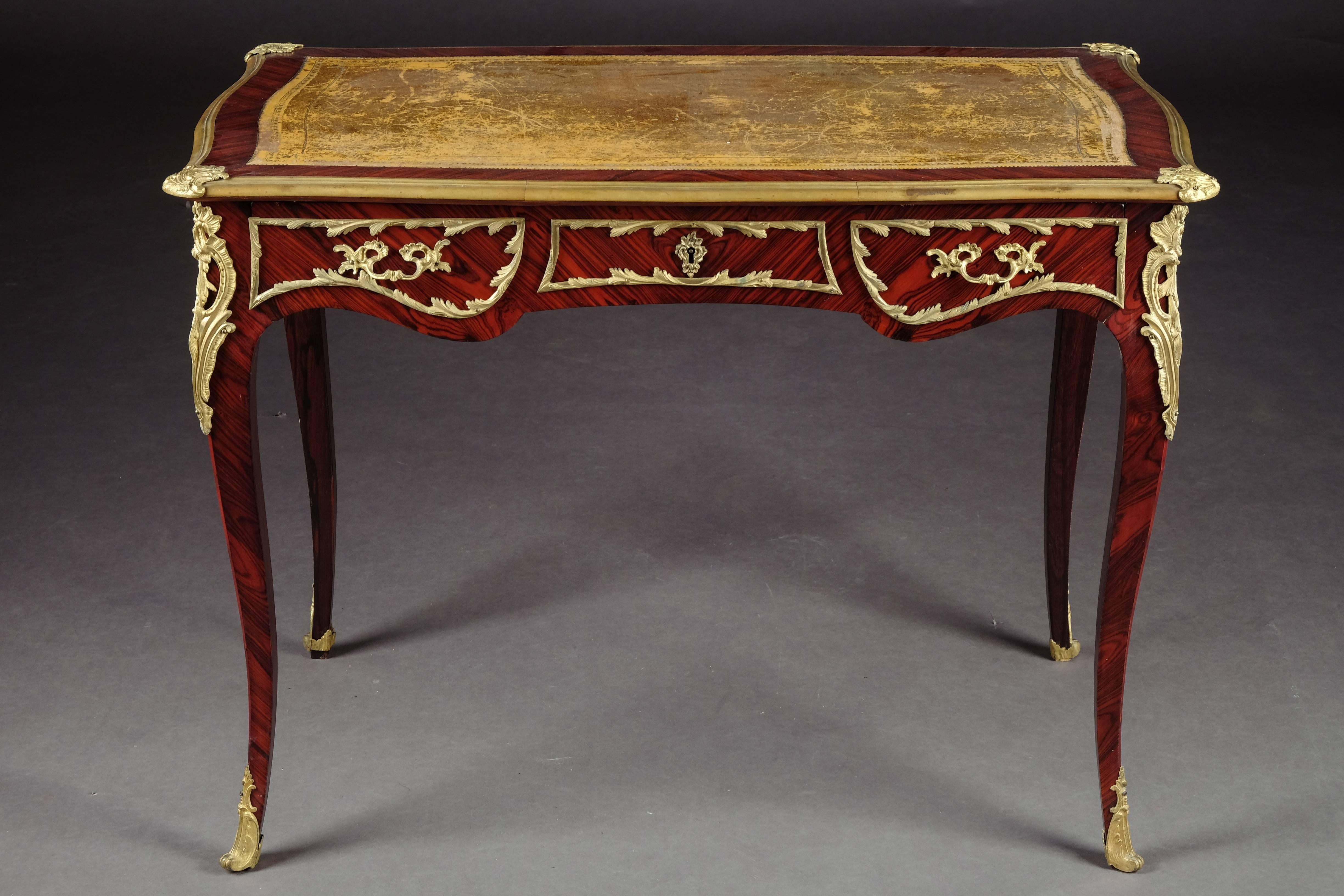 bois précieux ombragé, plaqué. Extrêmement fin, floral, raccords en bronze. Sur des pieds inclinés et courbés, avec des ferrures d'angle perforées sur tous les côtés. D'autre part, une base de cadre entièrement incurvée, à un seul tranchant, avec