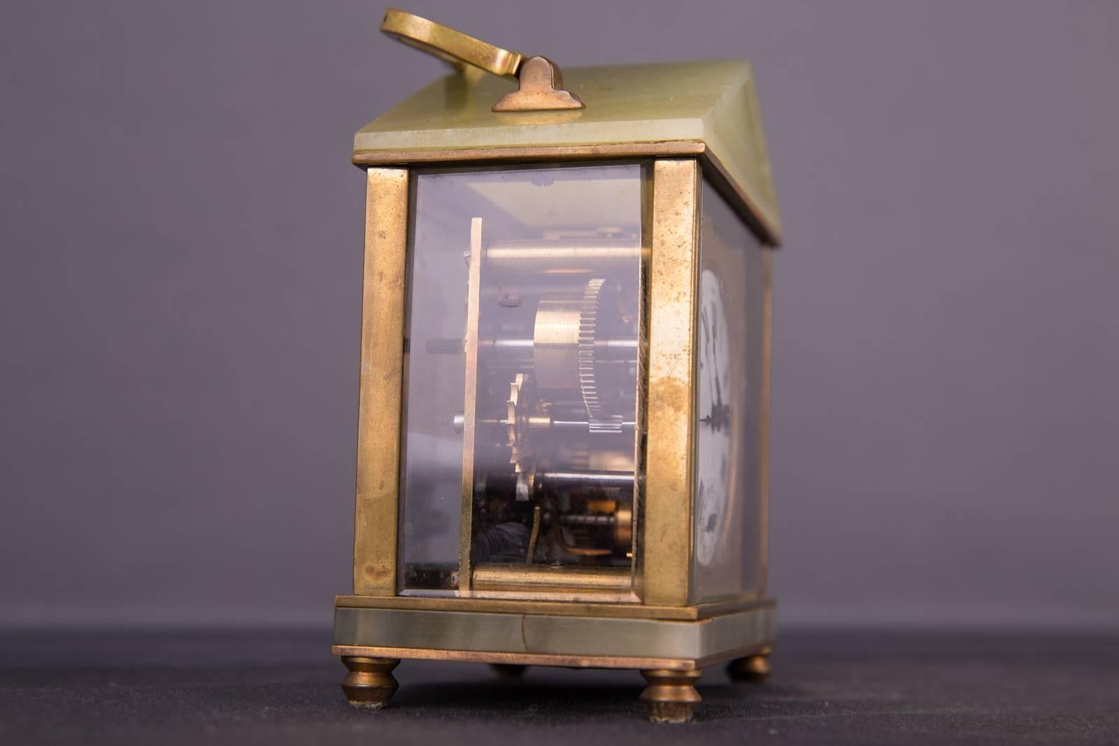 Neoklassizistische französische Reiseuhr aus Bronze des 19. Jahrhunderts, Reiseweckeruhr im Angebot 1