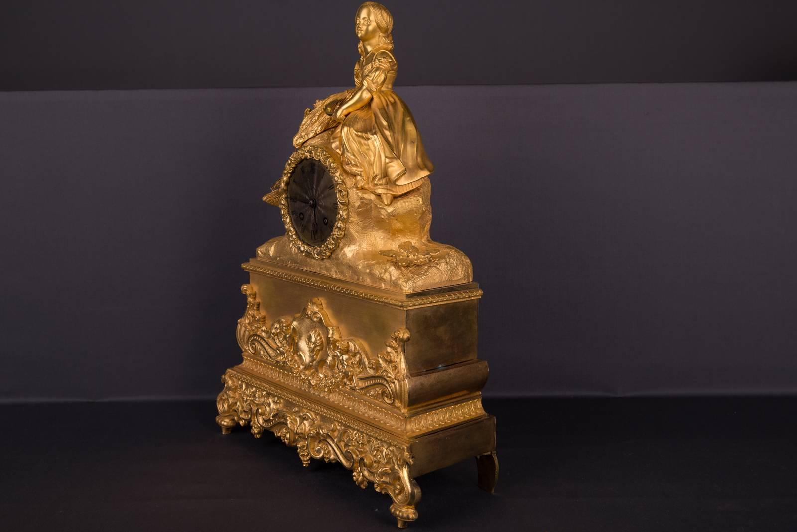 Doré Pendule Empire du 19ème siècle en bronze doré à la cuisson du feu en vente