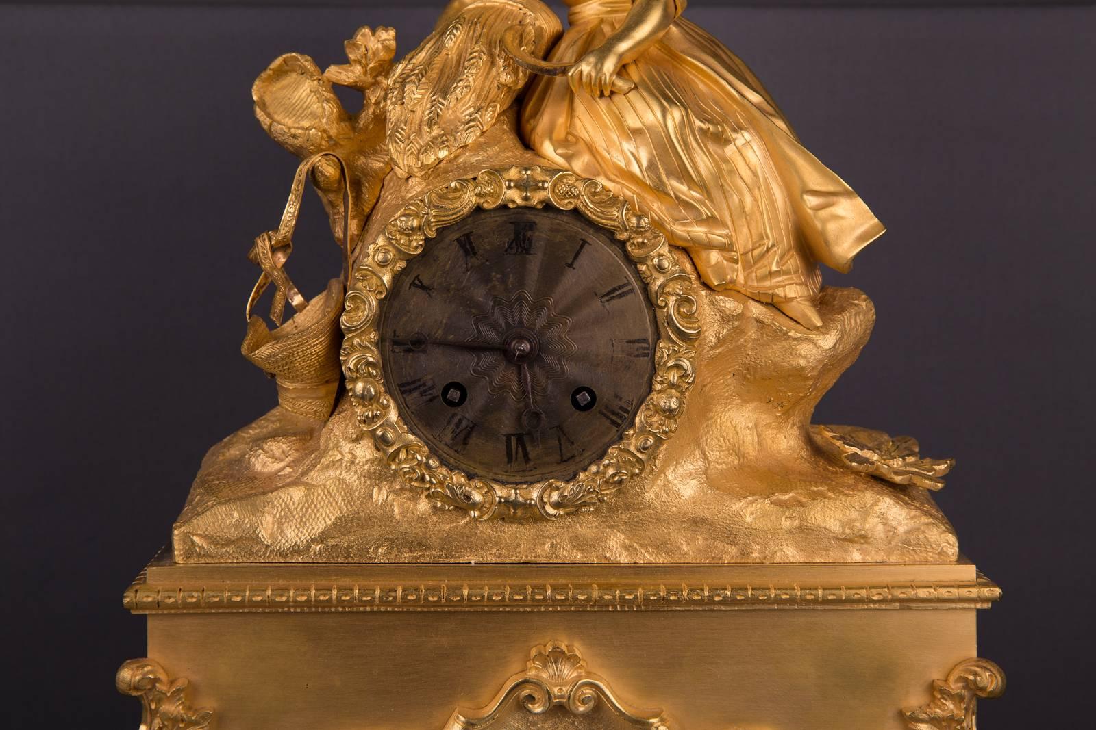 Pendule Empire du 19ème siècle en bronze doré à la cuisson du feu en vente 1