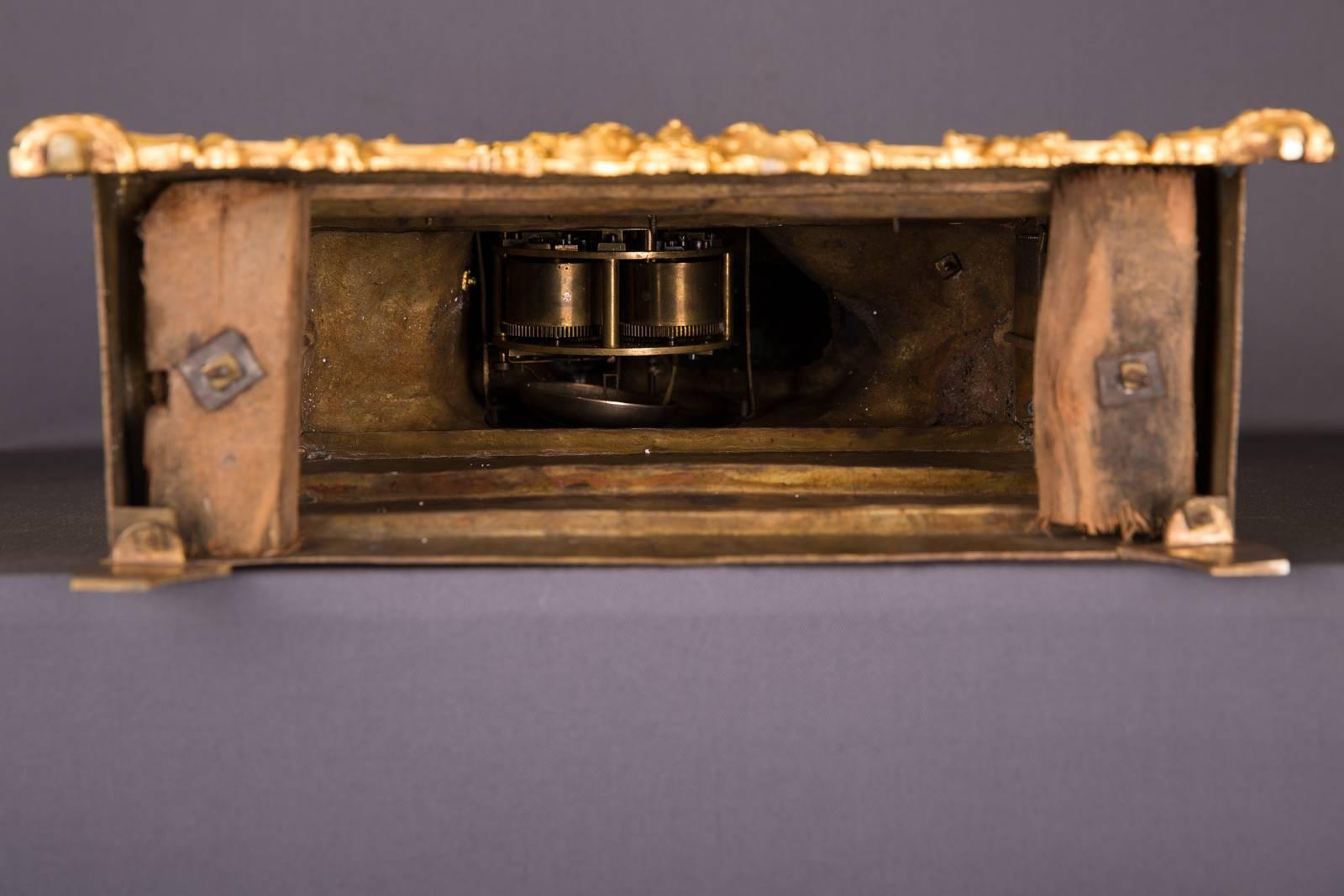 Pendule Empire du 19ème siècle en bronze doré à la cuisson du feu en vente 3