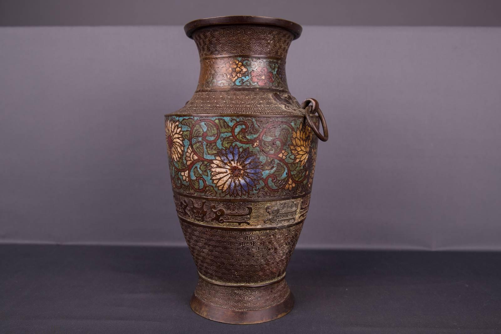 20th Century Antique Chinese Cloisonné Bronze Vase im Zustand „Gut“ in Berlin, DE