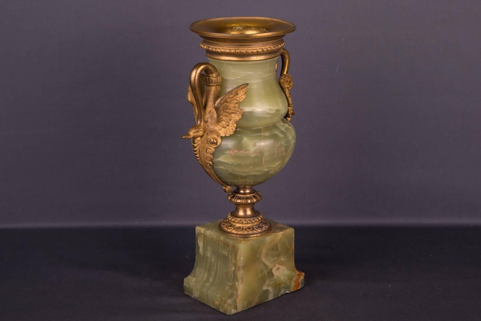 Extremely rare vase of onyx marble with fire-gilt bronze applications, circa 1870
Handle two Classic Empire swans handle which pulls to the ground sting. Multi-stepped and profiled bronze stole. The bulbous vase shape as well as pedestals are green