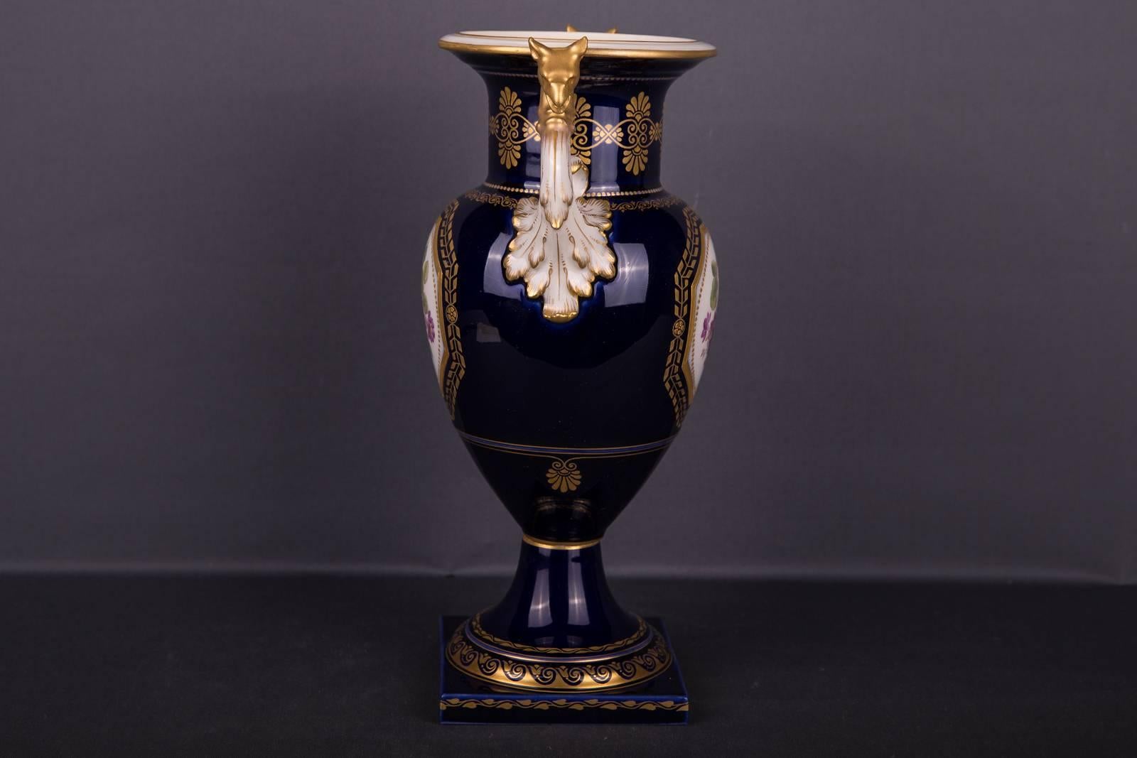 Allemand Vase français à poignée en forme de dragon bleu cobalt KPM Berlin du 19ème siècle en vente