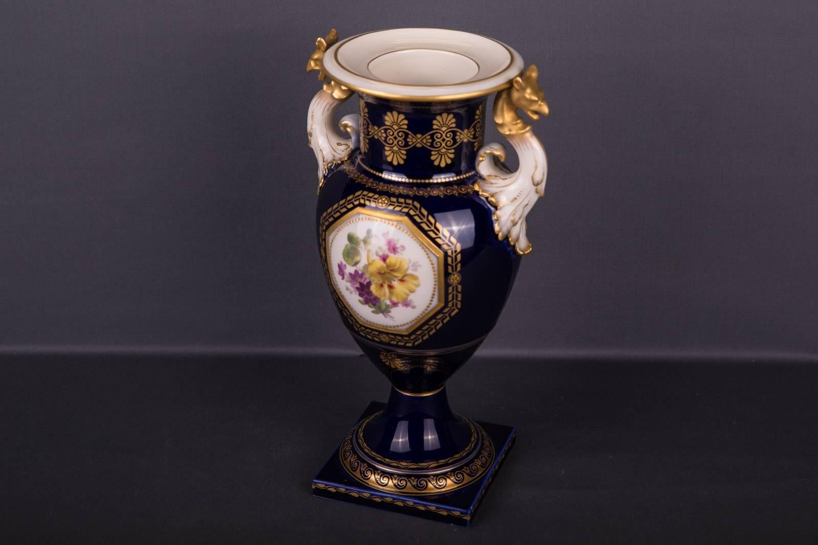 XIXe siècle Vase français à poignée en forme de dragon bleu cobalt KPM Berlin du 19ème siècle en vente