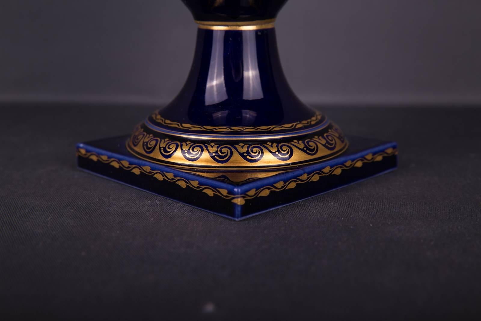 Porcelaine Vase français à poignée en forme de dragon bleu cobalt KPM Berlin du 19ème siècle en vente