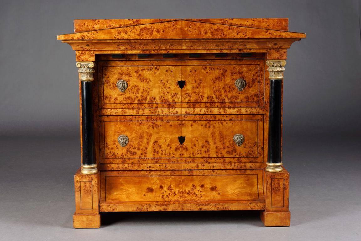 Columns commode in Biedermeier style.
Maple roots on solid pinewood.

(D-Sam-43a).