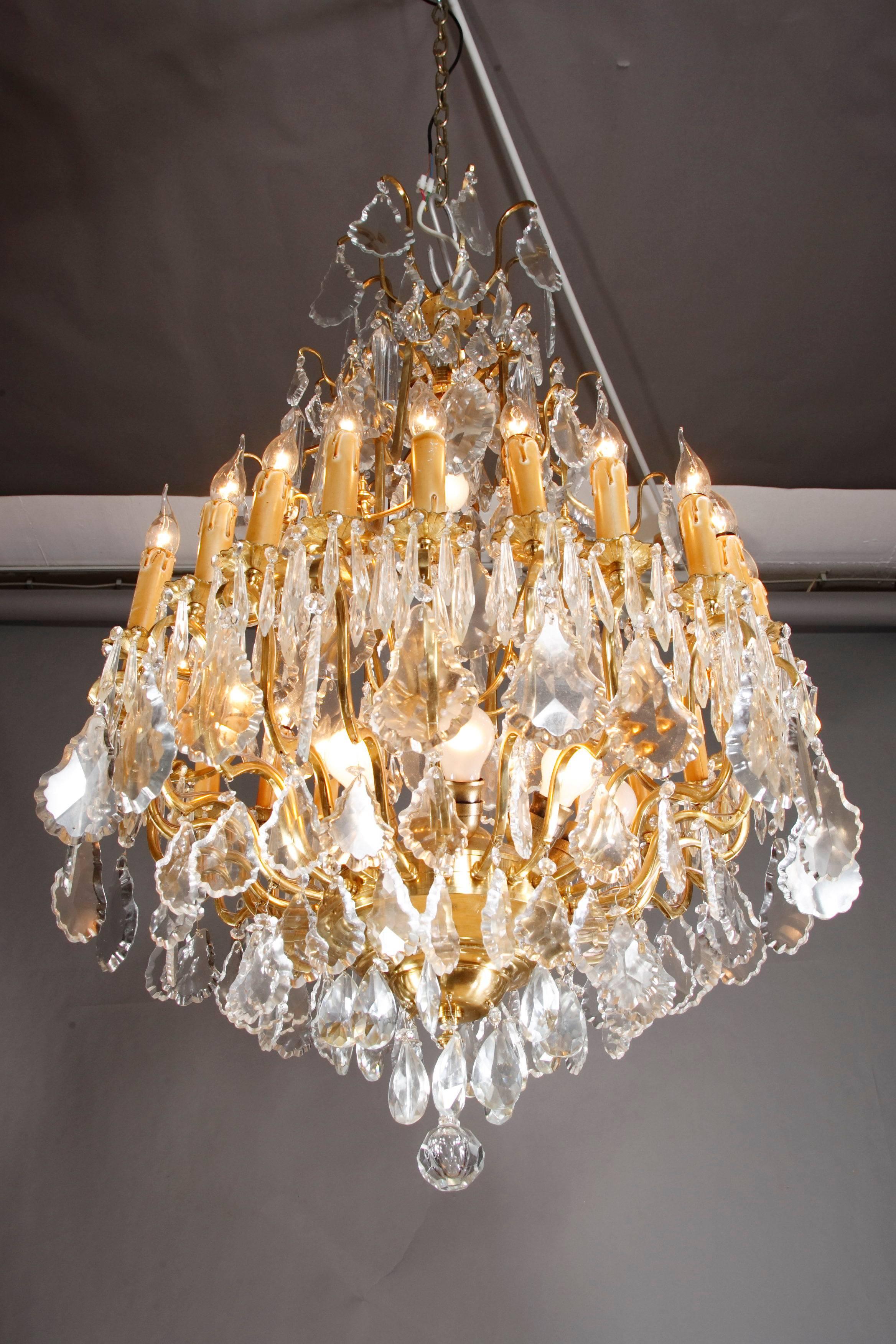 French prisms chandelier in Louis XV style.
Polished brass. Finely ground crystal. Twenty-four curved light arms.

(F-Hud-2).