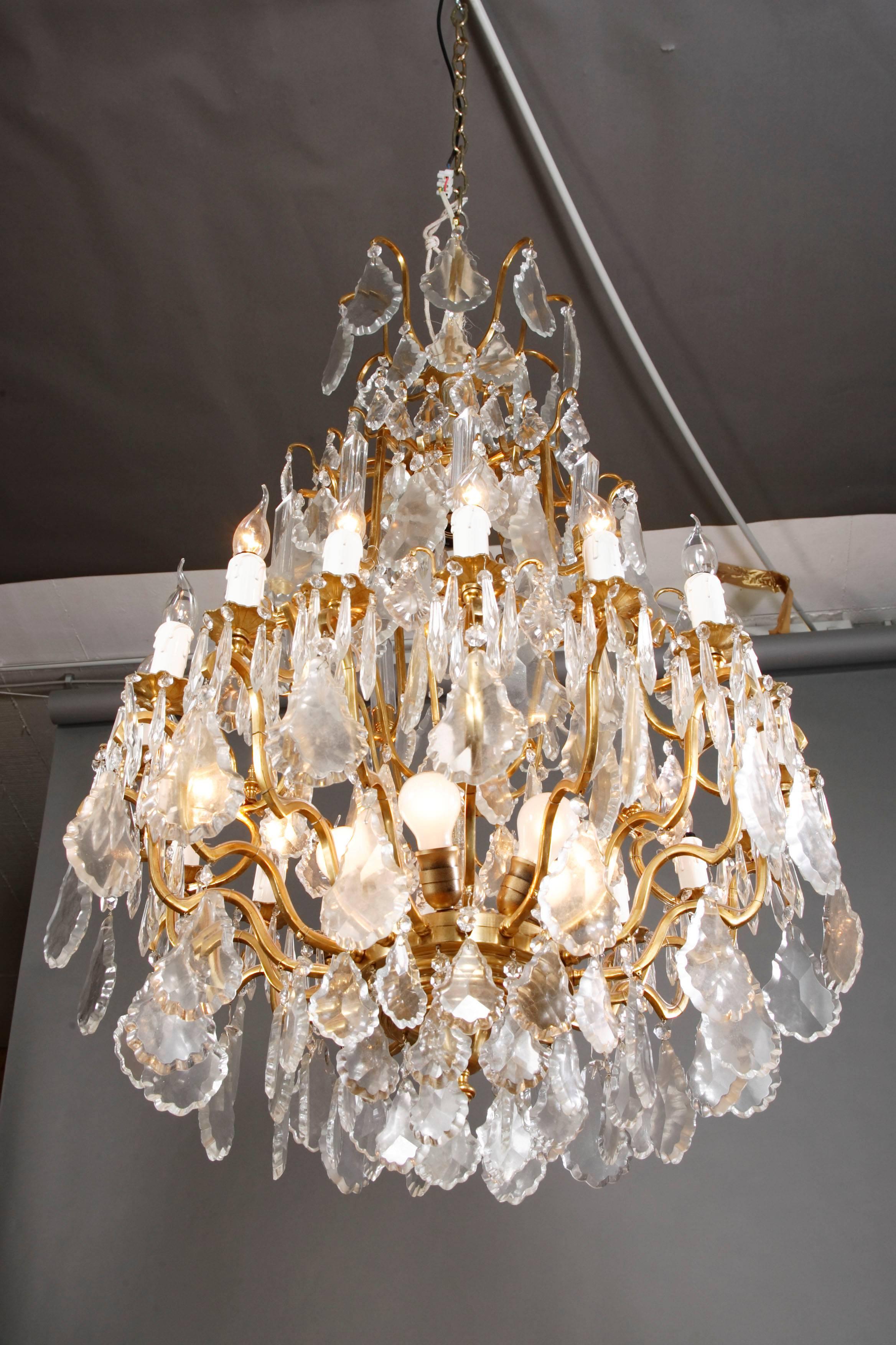 French prisms chandelier in Louis 15th style.
Polished brass. Finely ground crystal. Eighteen curved light arms.

(F-Hud-3).