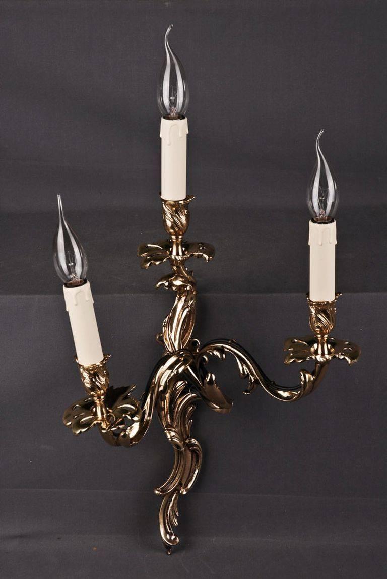 French wall light in Rococo style.
Engraved bronze. Three flamed light corpus.

(F-Mr-25-Bp).