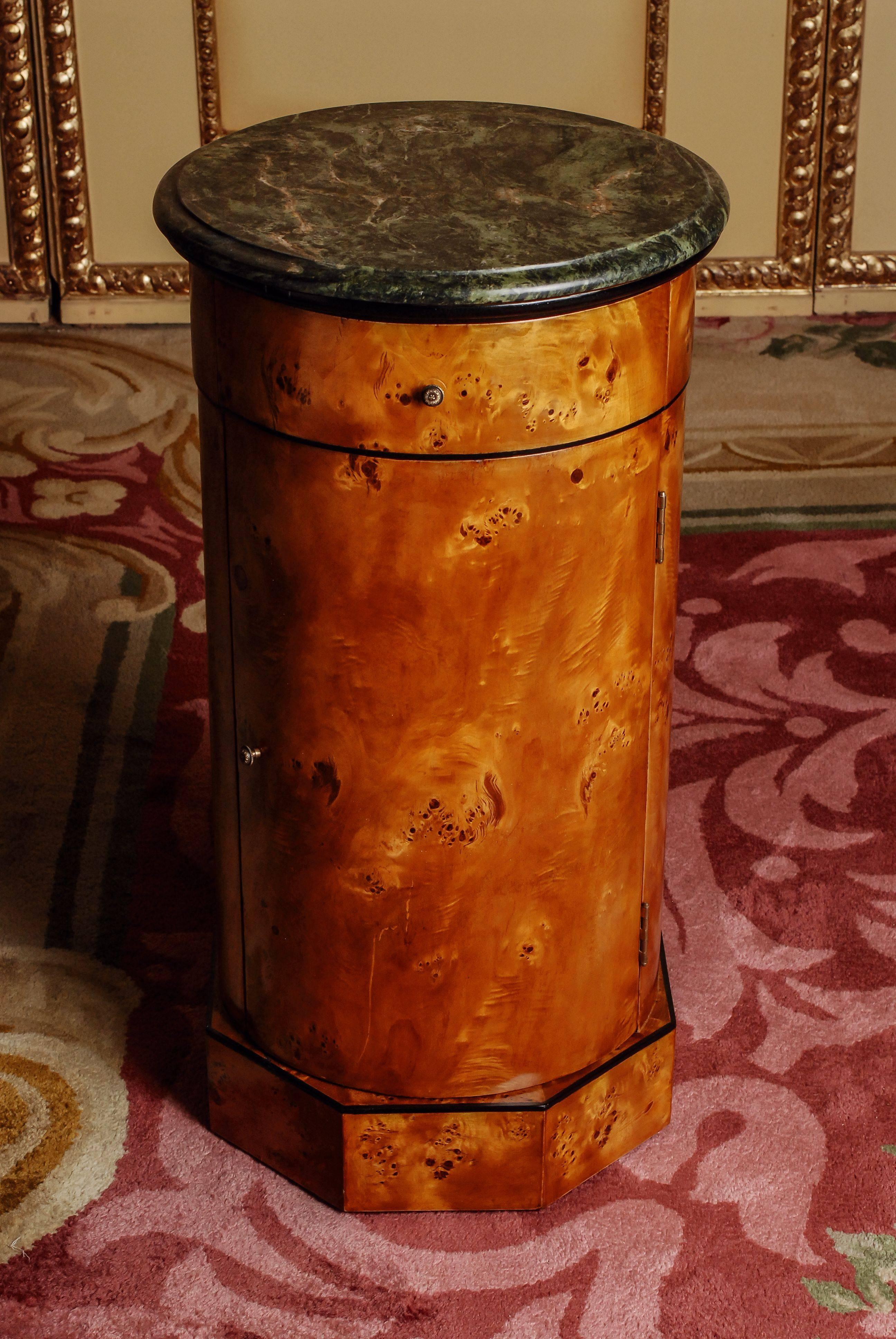 Rotunda cupboard in Biedermeier style (1810).
Maple roots on solid pinewood, partially ebonized.

(G-Sam-85).