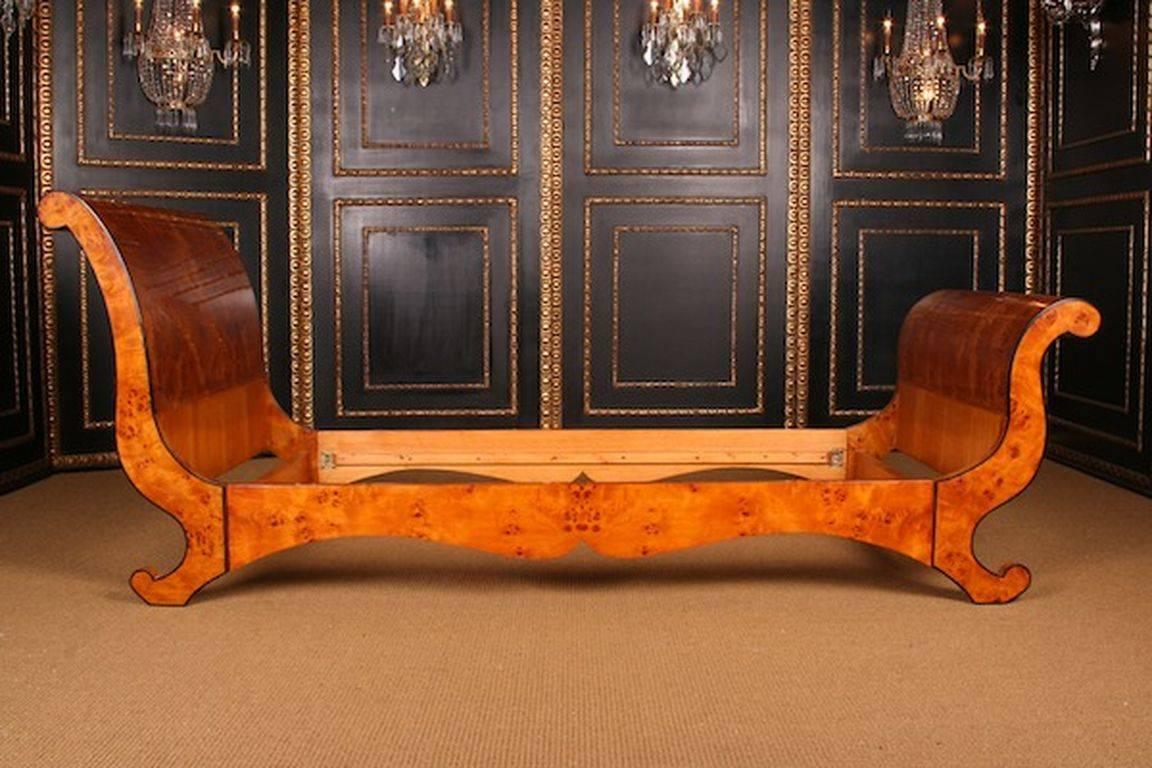 Aristocratic gondola bed in Biedermeier style.
Highly valuable bird's-eye maple root veneer on solid beechwood. Right-angled body with high head and foot parts ending in scrolled feet. This form is particularly rare! Pagination and honey colored