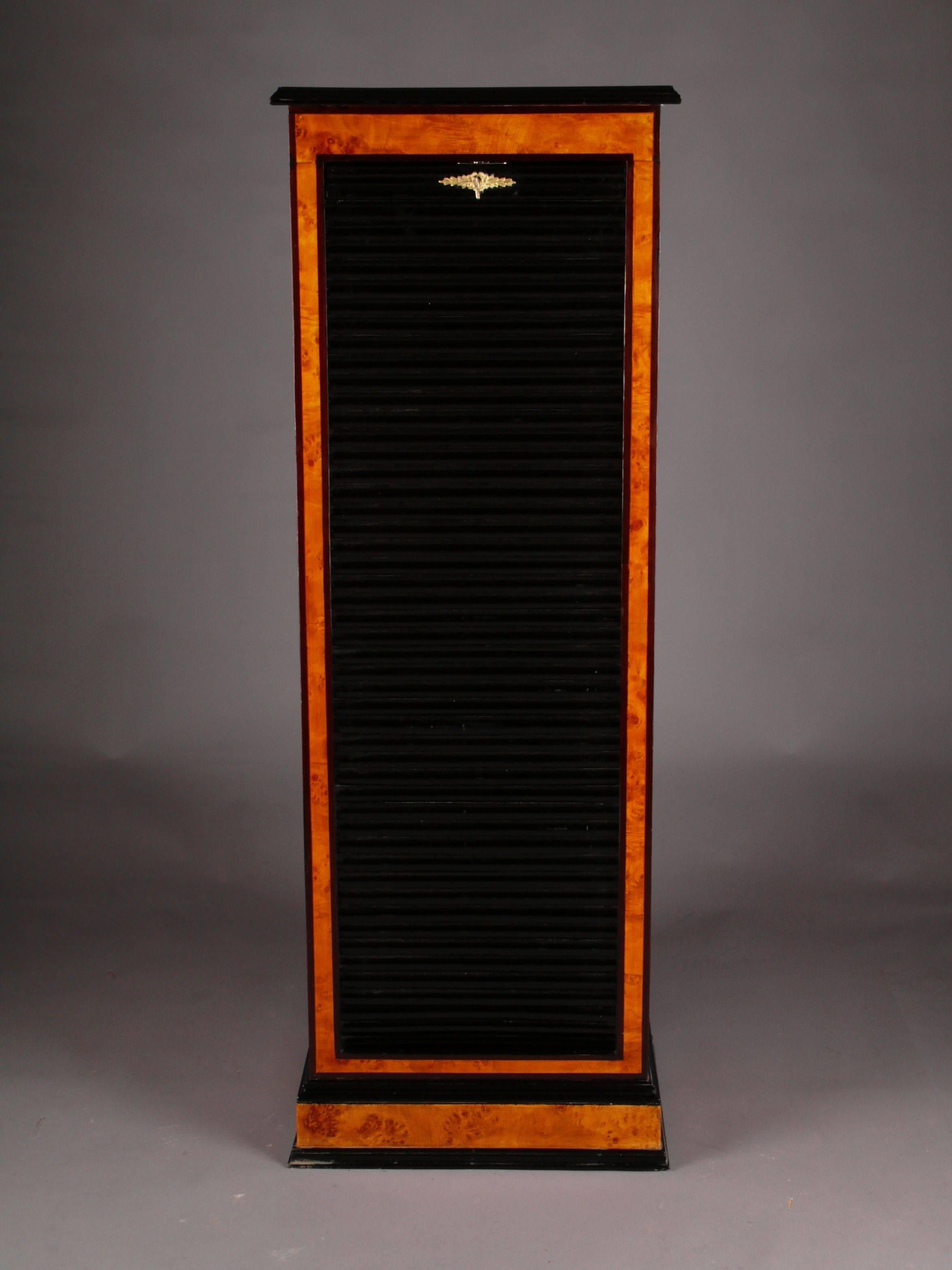 Original roll-door cupboard.
Bird’s-eye maple veneer on solid pinewood.

(O-Mhs-2).