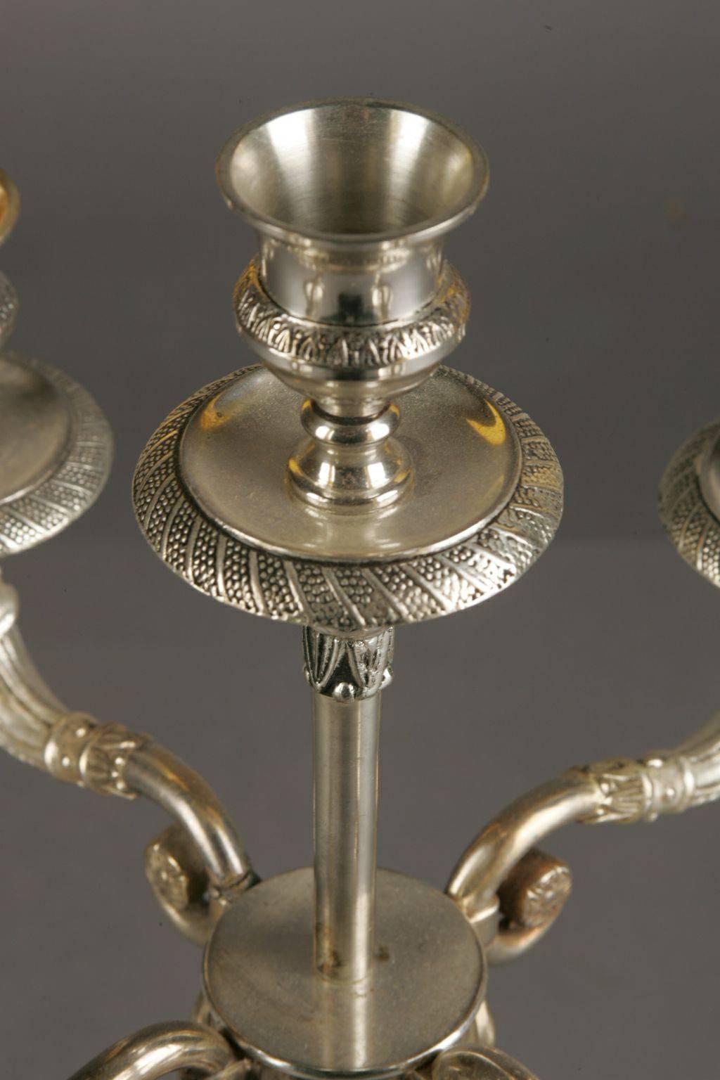 Bronze, finement gravé et argenté à l'ancienne. Colonnes servant de support pour quatre bras de candélabre à balayage. 

(T-Ra-11).