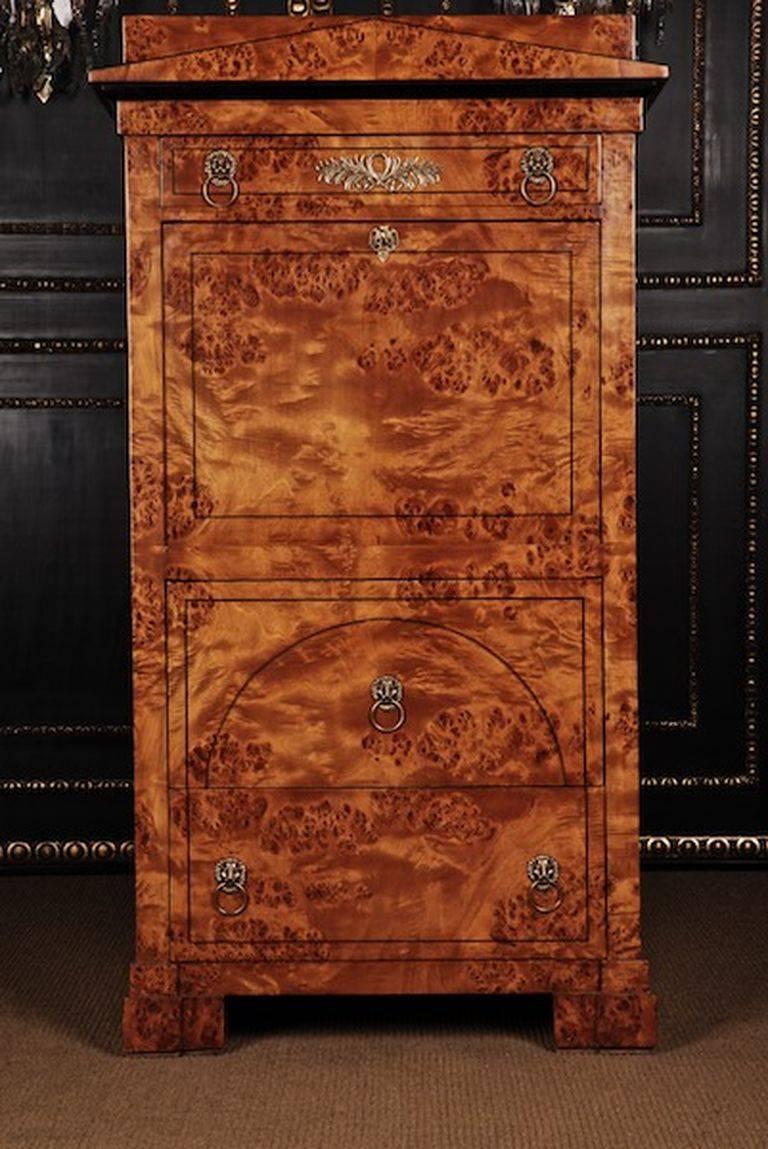 Delicate secretaire in Biedermeier style.
Maple roots on solid pinewood. Natrual leather covered and gold-embossing.

(L-Mhs-42).