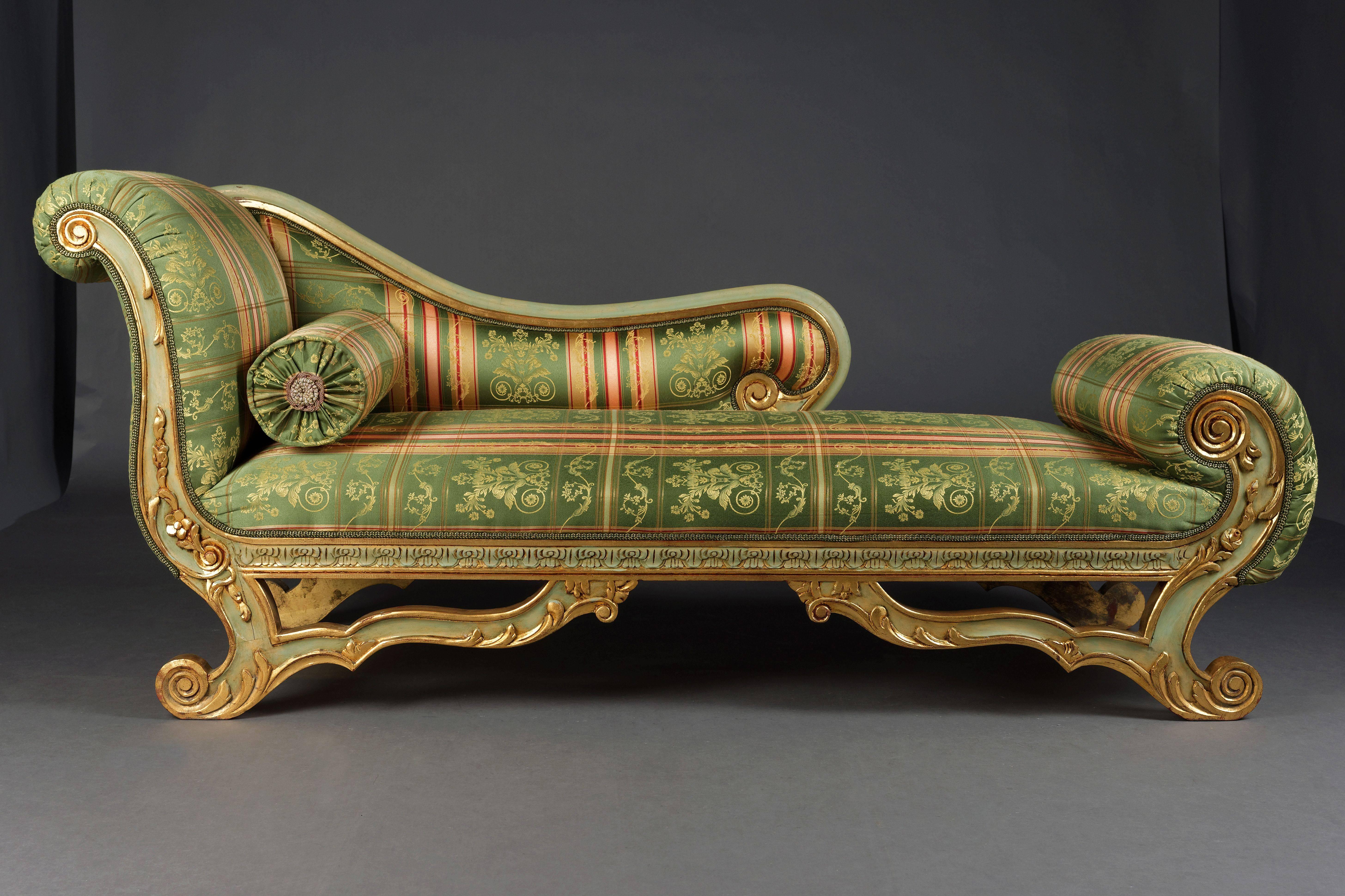 Elegant chaise longue in Empire style.
Solid beechwood, finely carved, combined colors and gilded. 

(J-Dom-15).