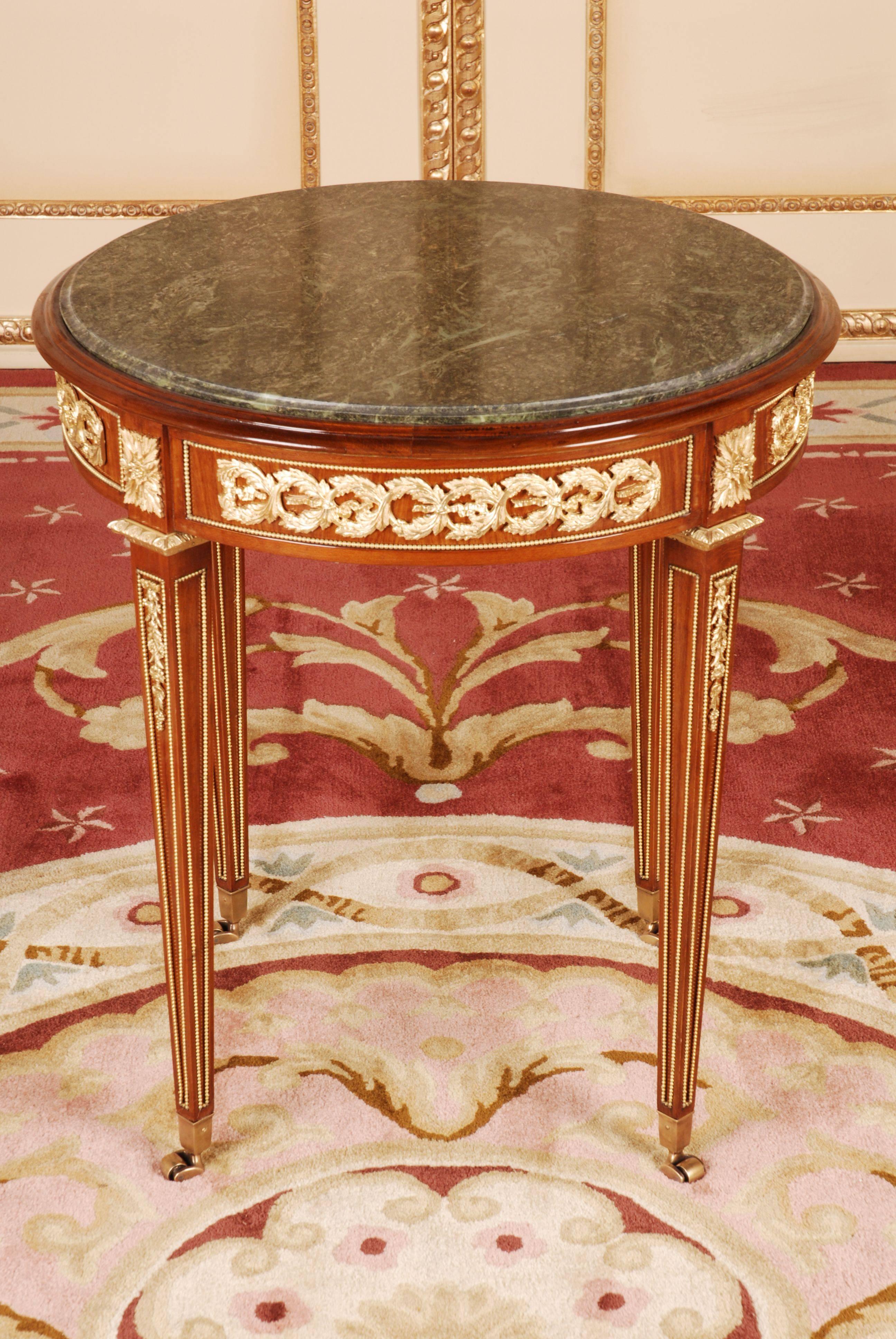 20ème siècle Style Louis XVI avec plateau rond en marbre Table française
Hêtre massif avec placage partiel et fixations en bronze finement gravées.

(G-Sam-102) .