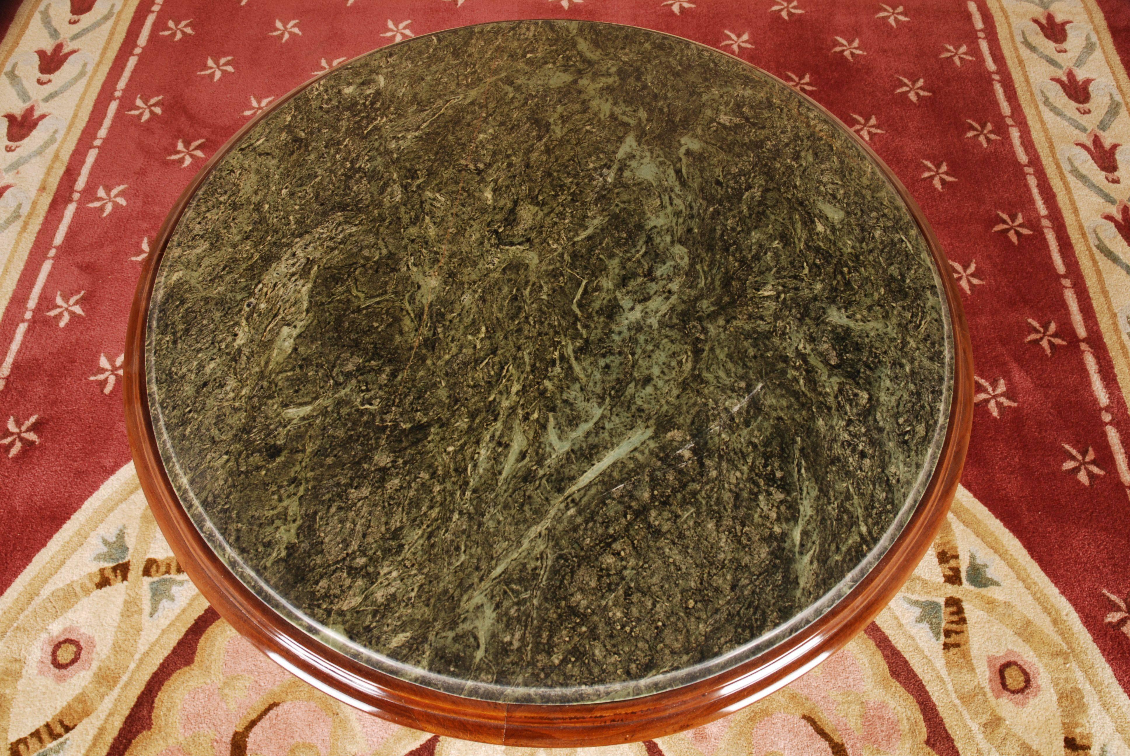 Gravé Table française de style Louis XVI du 20ème siècle avec plateau rond en marbre
