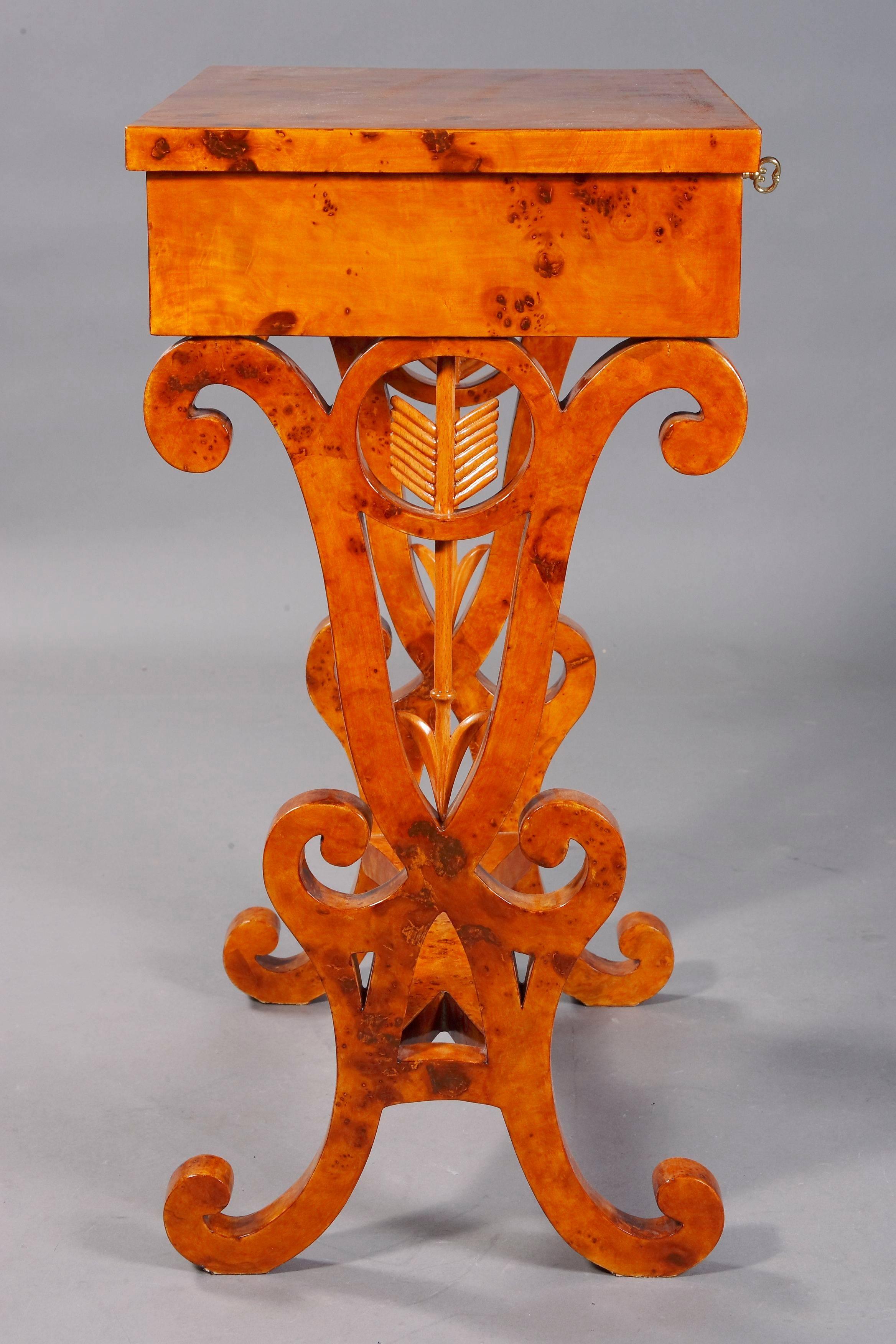 Bois Table de salon de style Biedermeier de Vienne du XXe siècle en vente