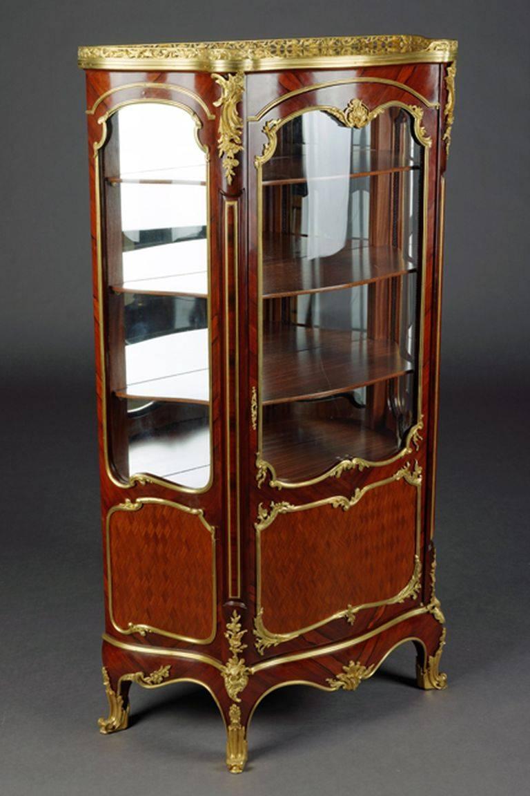 French Vitrine according to Paul Sormani in transition style.
Delicate French cabinet according to Paul Sormani in transition style Bois-Satiné veneer, all-round surface-covering mirror veneer on solid conifers. High-rectangular, one-armed,