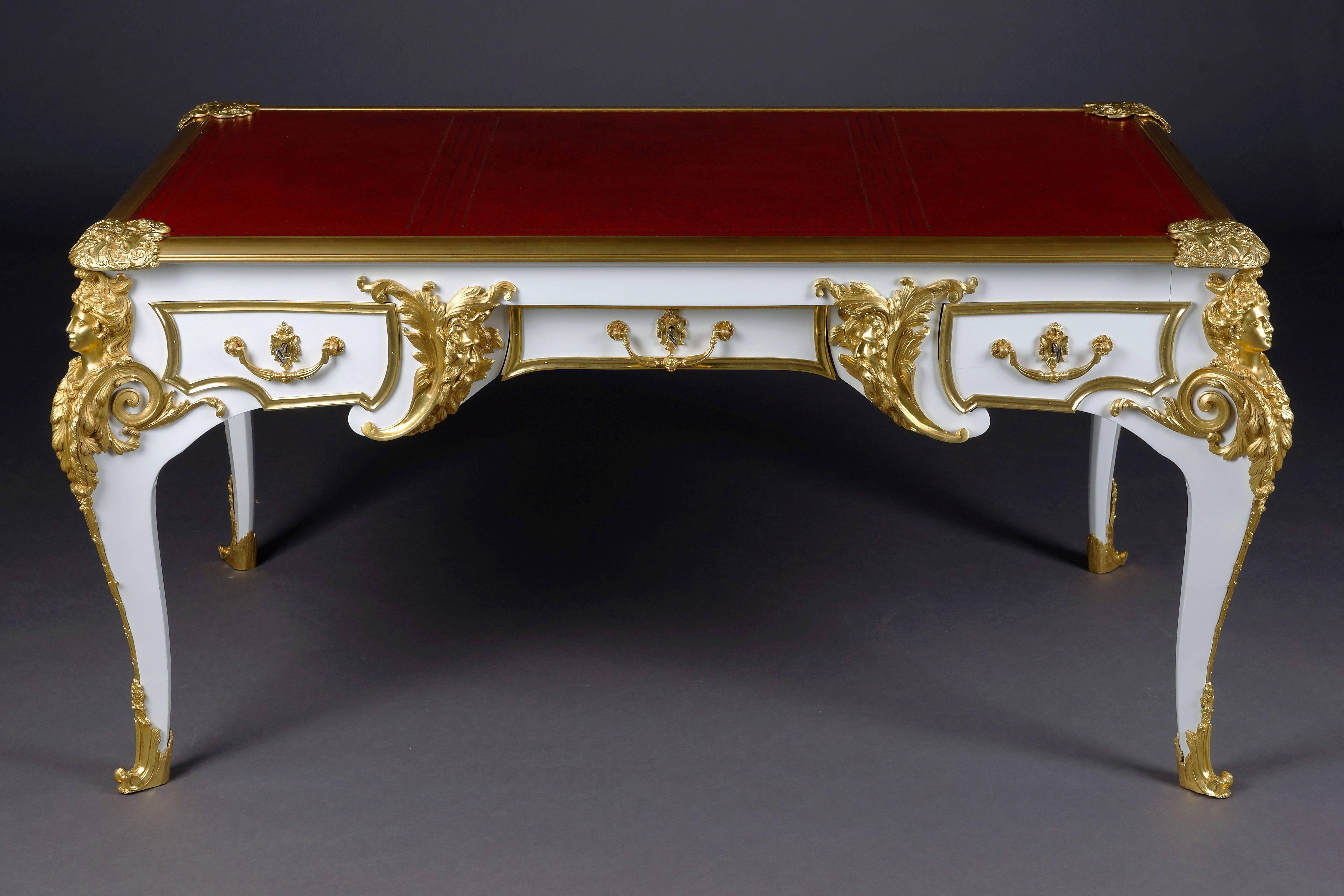 Ce modèle a été construit par Charles Boulle, le plus important et historien de Louis XV.
Placage blanc piano poli sur hêtre et chêne massif. Bronze extrêmement finement ciselé. Plateau profilé légèrement en saillie et insert en cuir gaufré à l'or,