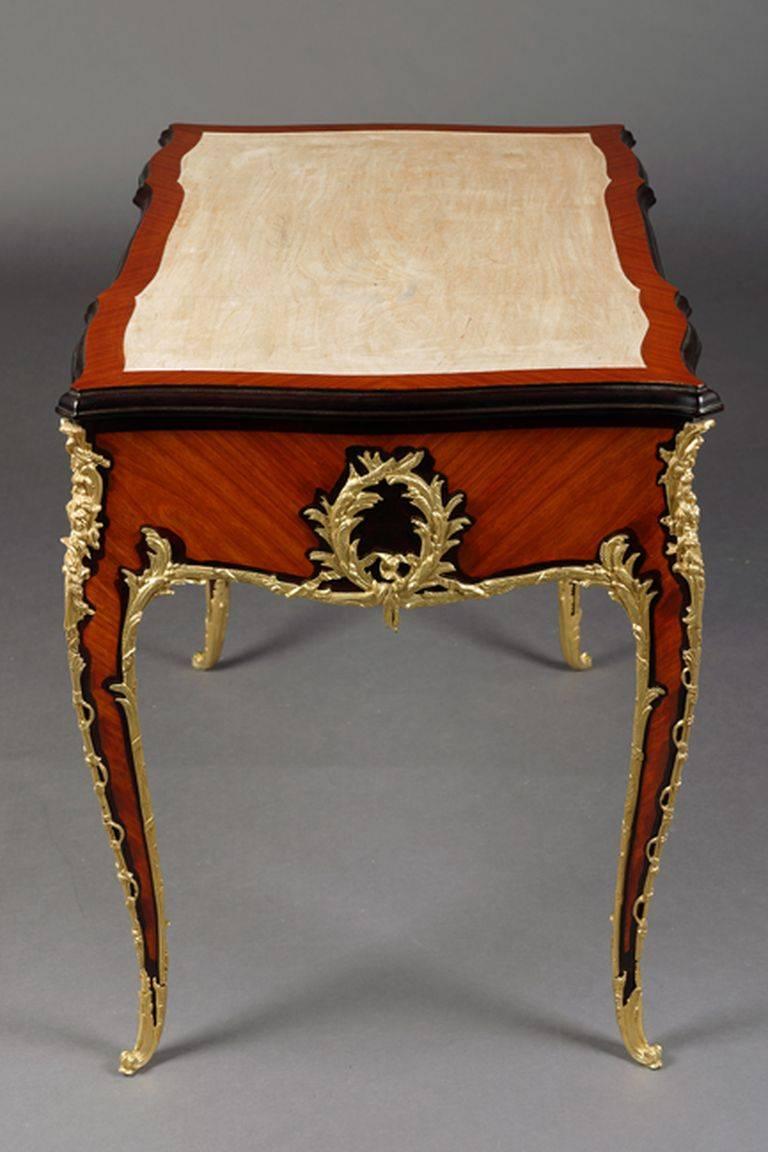 Französischer Bureau-Teller oder Schreibtisch im Louis-XV-Stil des 20. Jahrhunderts nach Francois Linke (Louis XV.) im Angebot