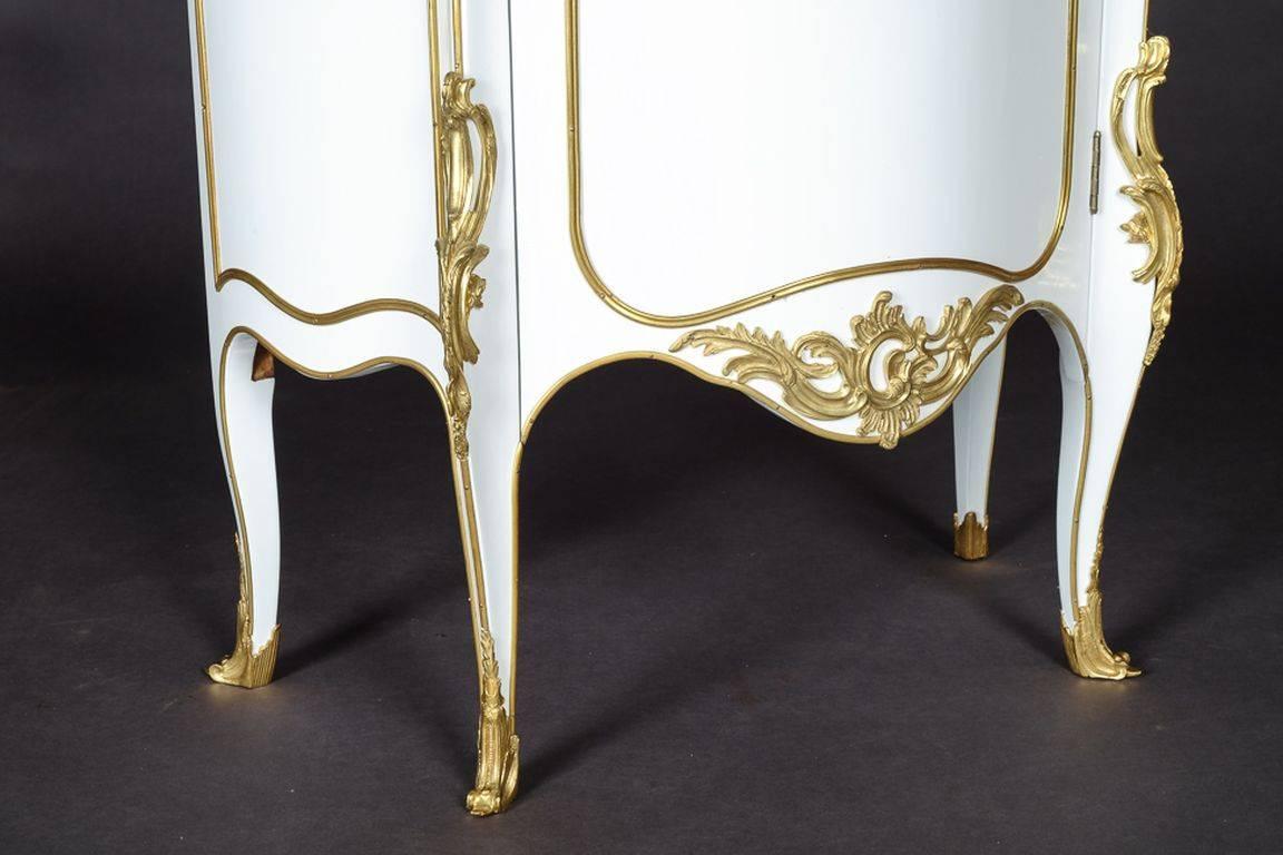 Bronze 20th Century Louis XV Style White Salon Vitrine For Sale
