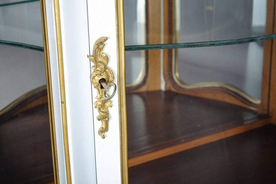 20th Century Louis XV Style White Salon Vitrine For Sale 4