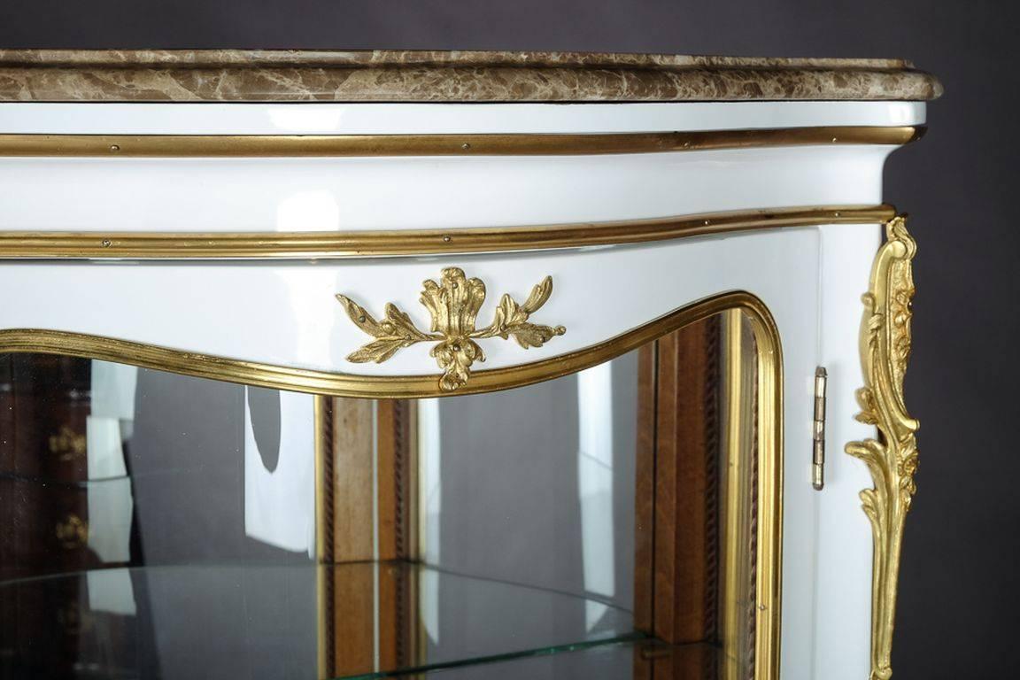 20th Century Louis XV Style White Salon Vitrine For Sale 3