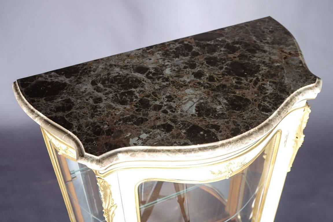 20th Century Louis XV Style White Salon Vitrine For Sale 1
