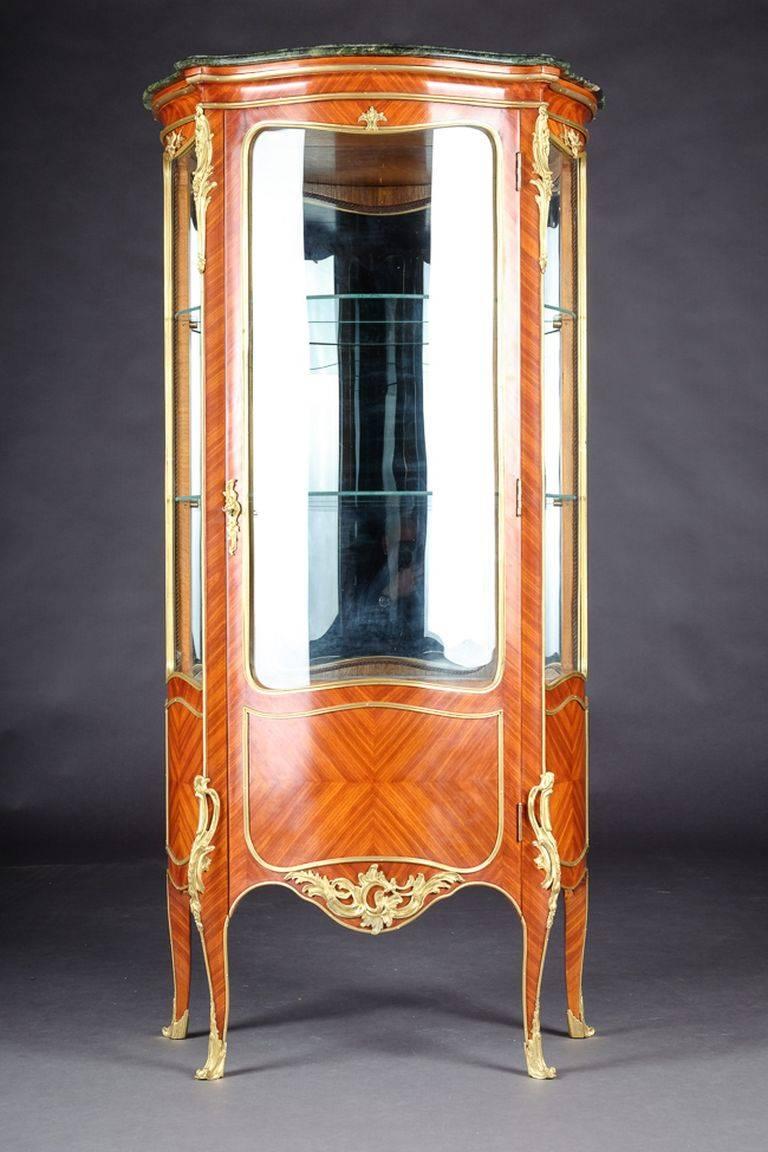 Petite French cabinet in the style of Louis XV Rococo.
Bois-Satiné veneer, all-round surface-covering mirror veneer on solid conifers. High-rise, one-armed, cambered body, three-sided to three-section, on high slanting, curly feet. Profiled cornice