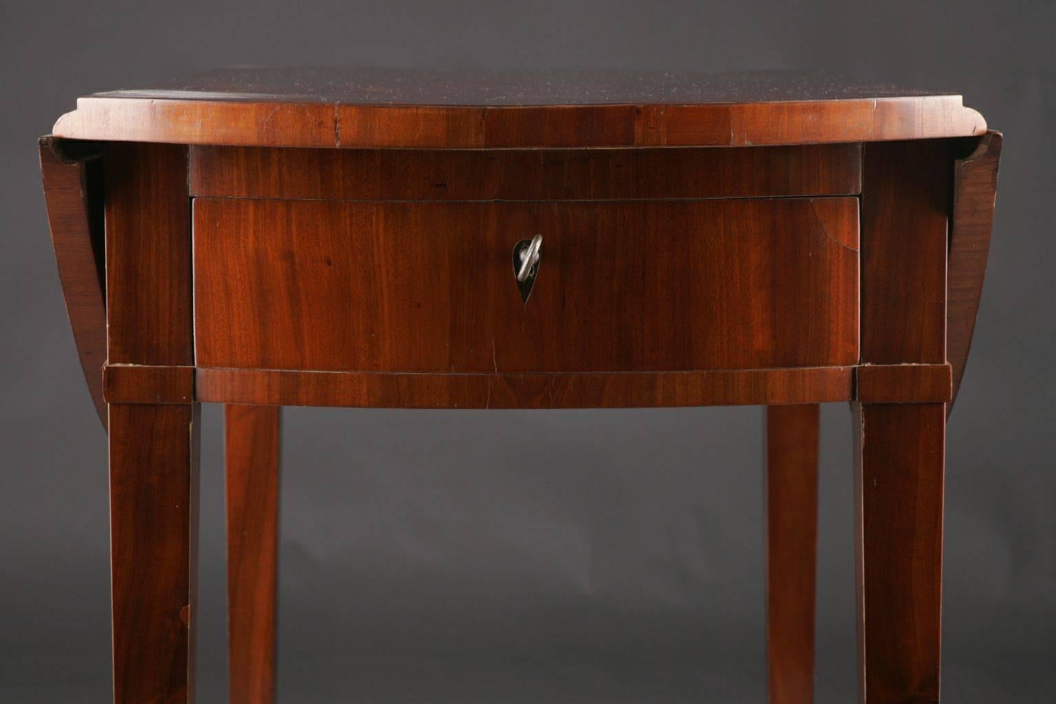 Biedermeier-Klapptisch oder Pembroke-Tisch aus dem 19. Jahrhundert im Zustand „Gut“ im Angebot in Berlin, DE