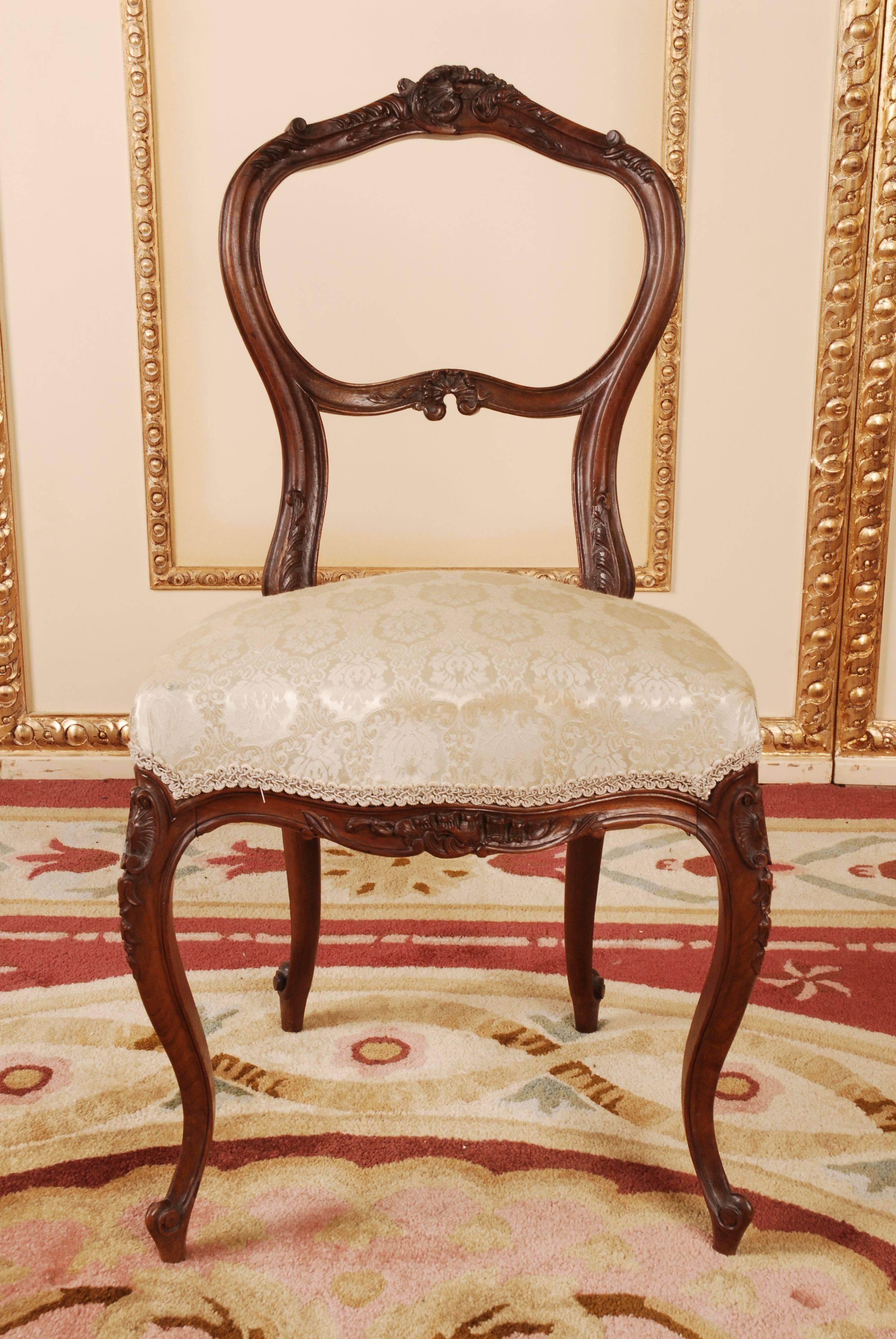 Eleganter Louis Seize-Stuhl:: um 1870:: Neo-Rokoko. 
Massiver Nussbaum. An den Beinen der Beine:: ein stark gewölbter Rahmen. Geflochtene Rückenlehne in Form eines Medaillons. Sitzfläche gepolstert und bezogen. Der Stuhl hat eine schöne:: über