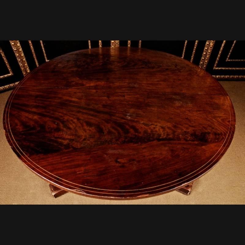 Musealer Biedermeier folding table, circa 1820.
Solid softwood. Cuba mahogany veneer. Round plate on hexagonal shaft on draw-in base plate and with Three volutes. Decorated.

(A-69).