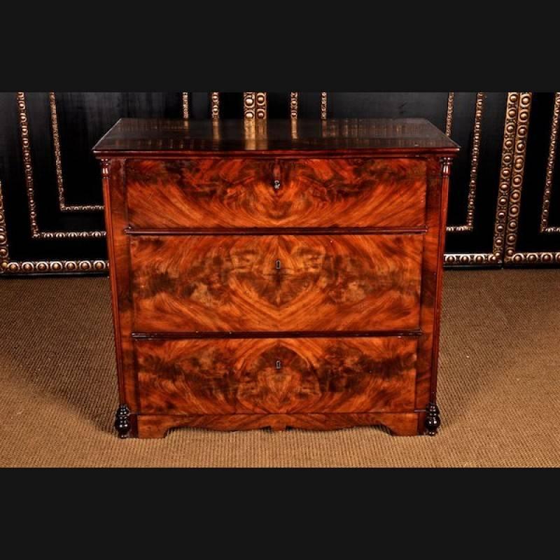 Chest of Drawers, brand temple (P. S.) from the German Potsdamer Palais.

Biedermeier chest of drawers, circa 1830.
Cuba mahogany on solid conifers. On a scalloped frame three-legged body with three drawers of different sizes. Slightly protruding