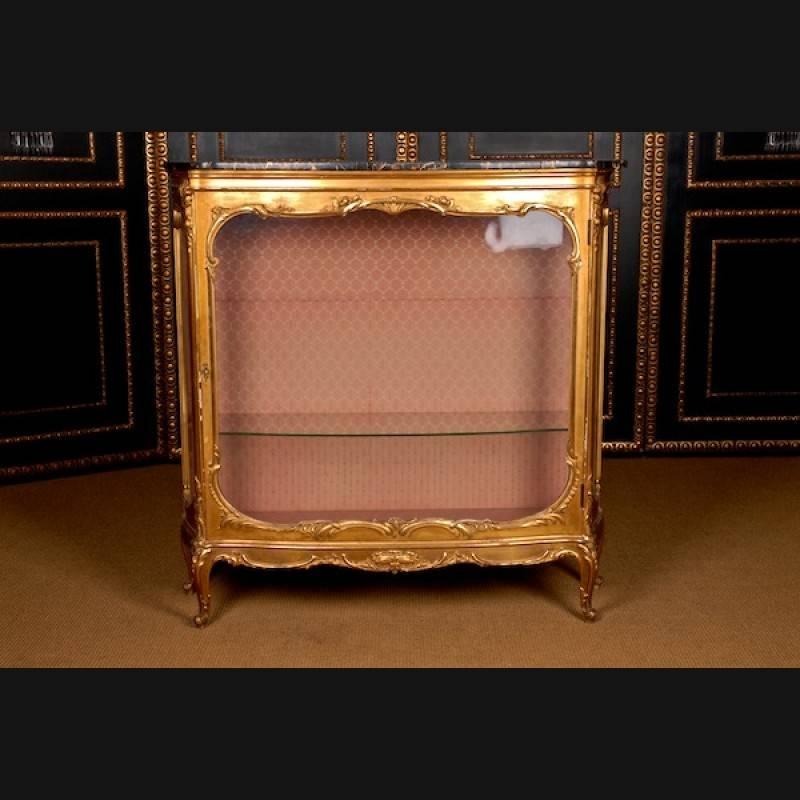 Extravagant French Vitrine mid-19th century.
Solid oak and softwood. Rich decorated with ornamental carvings. High-right three-sided glazed body on volute-shaped legs. In the front a curved glazed door. Protruding curly marble (defective) cover