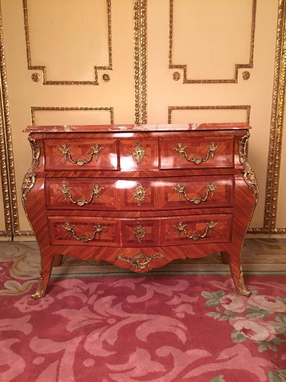 Large Italian Baroque chest of drawers. Solid wood with jacaranda veneer.
Heavy marble slab. Chest of drawers with bronze fittings.
Very decorative and impressive chest of drawers.


(D-74)