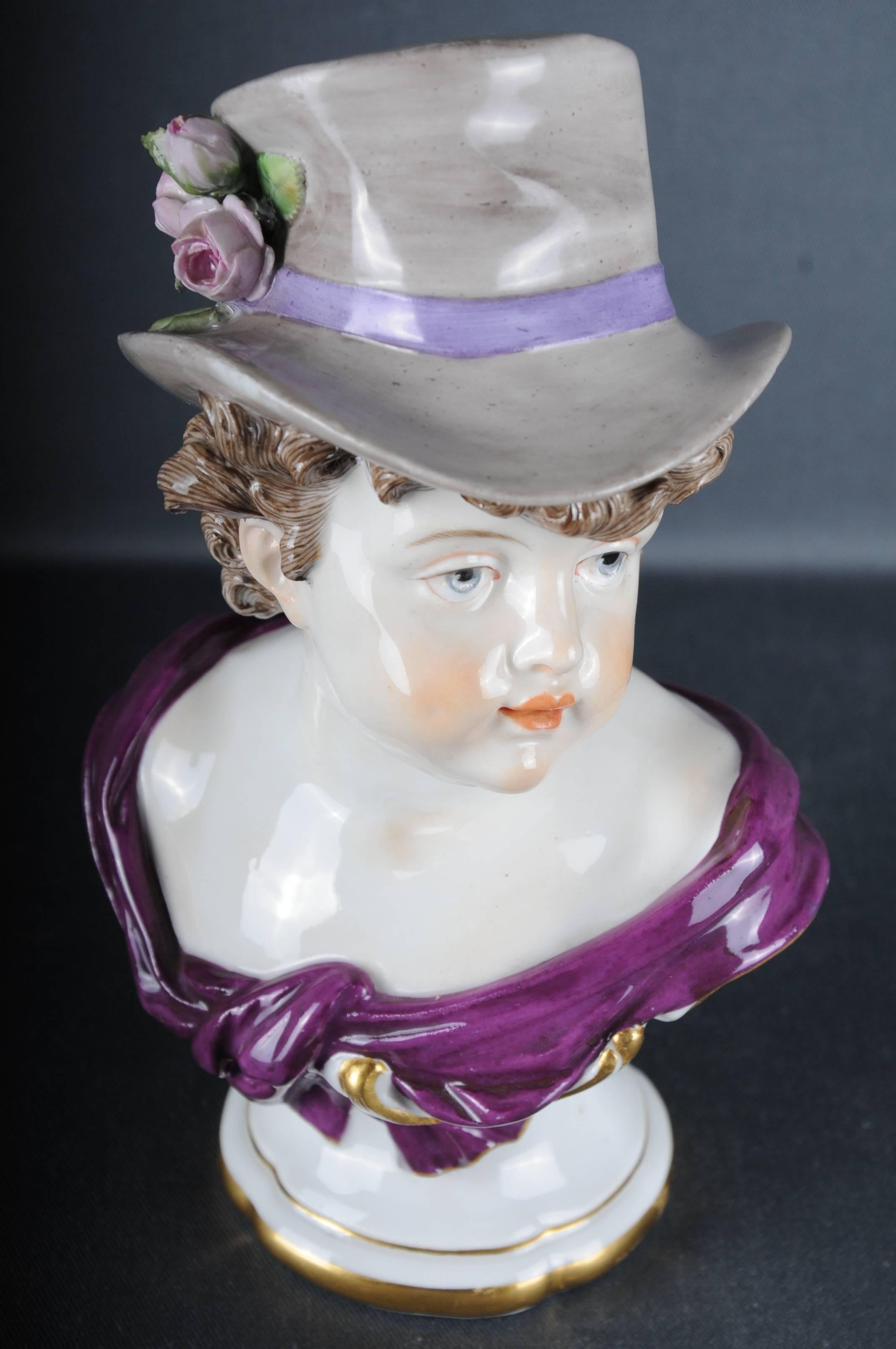 Rare Meissen bust in representation of a young boy. Design: J. J. Kaendler.
Meissen Schwertermarke, 1st Choice Knaufzeit, circa 1860.
Despite the age, the figure is in a faultless condition.
The matching counterpart to this bust is to be