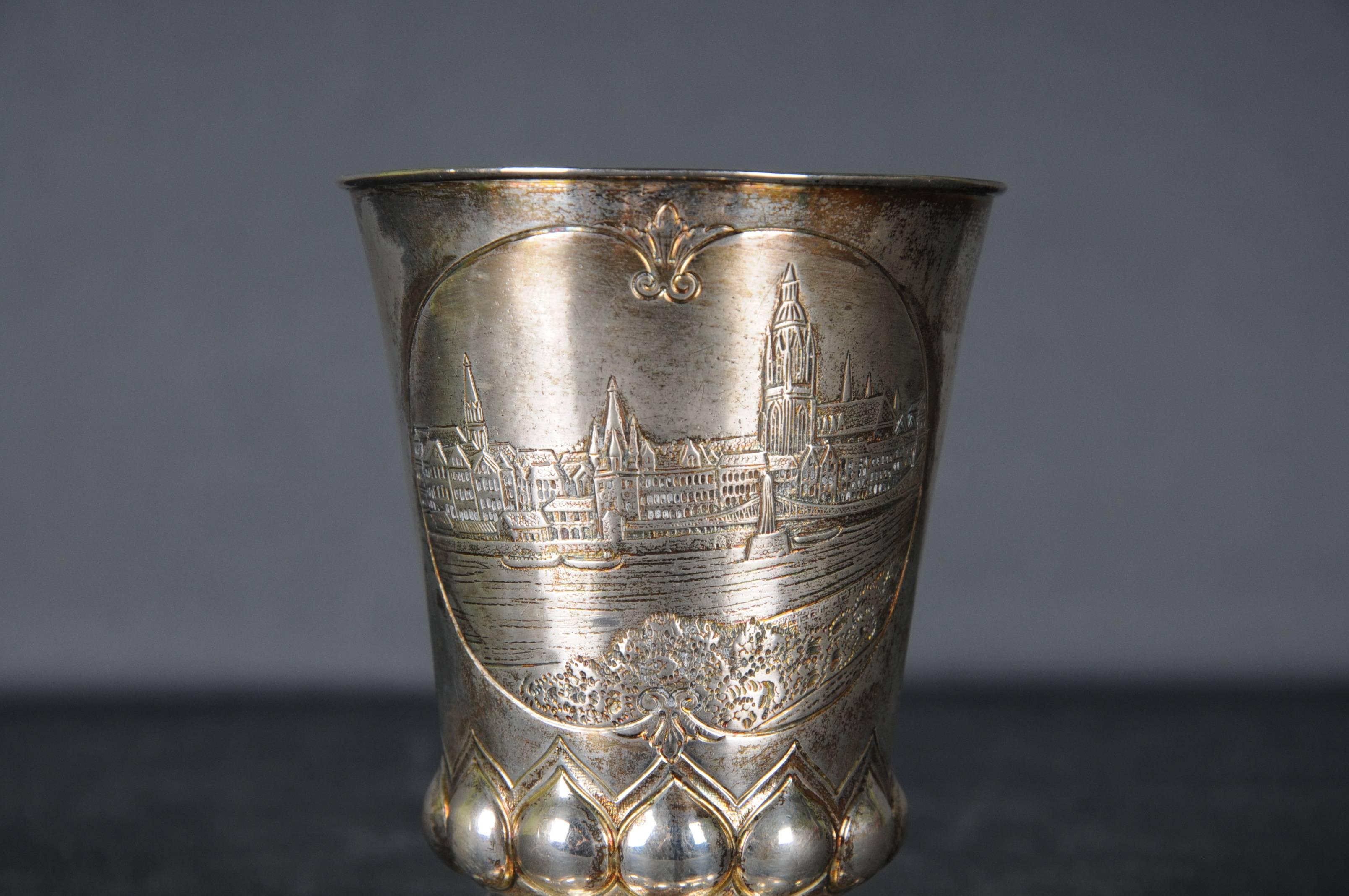 Antike Silber-Fußbecherschale 800er Silber Germany Cup, vergoldet, deutsche Stadtansicht 

mit Gravur
Innen vergoldet 

Gewicht 109 Gramm.
