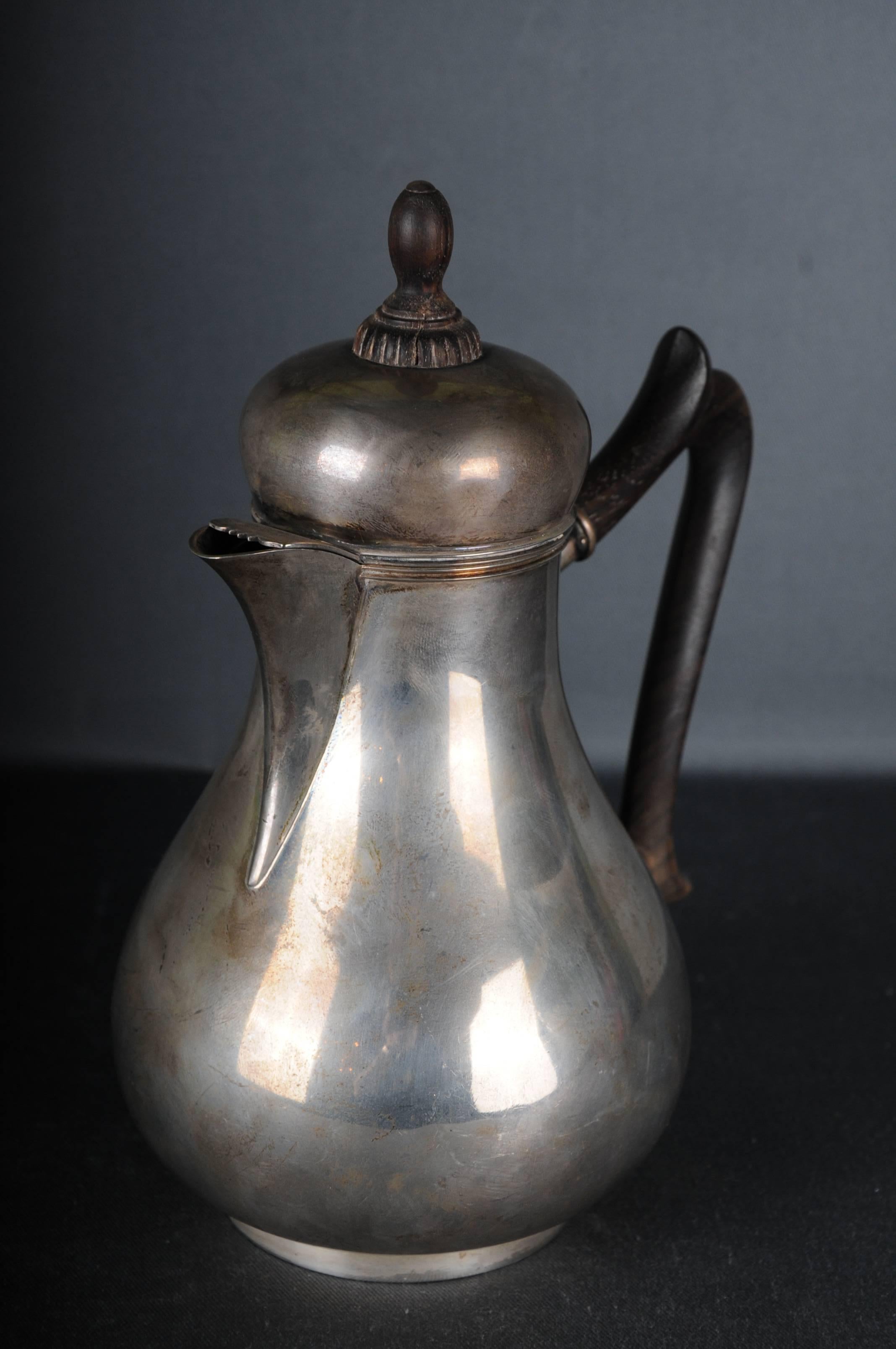 Antigua Cafetera Mocca Inglaterra de Plata con Soporte de Madera

Peso : 345 gramos

El estado puede verse en las fotos.
