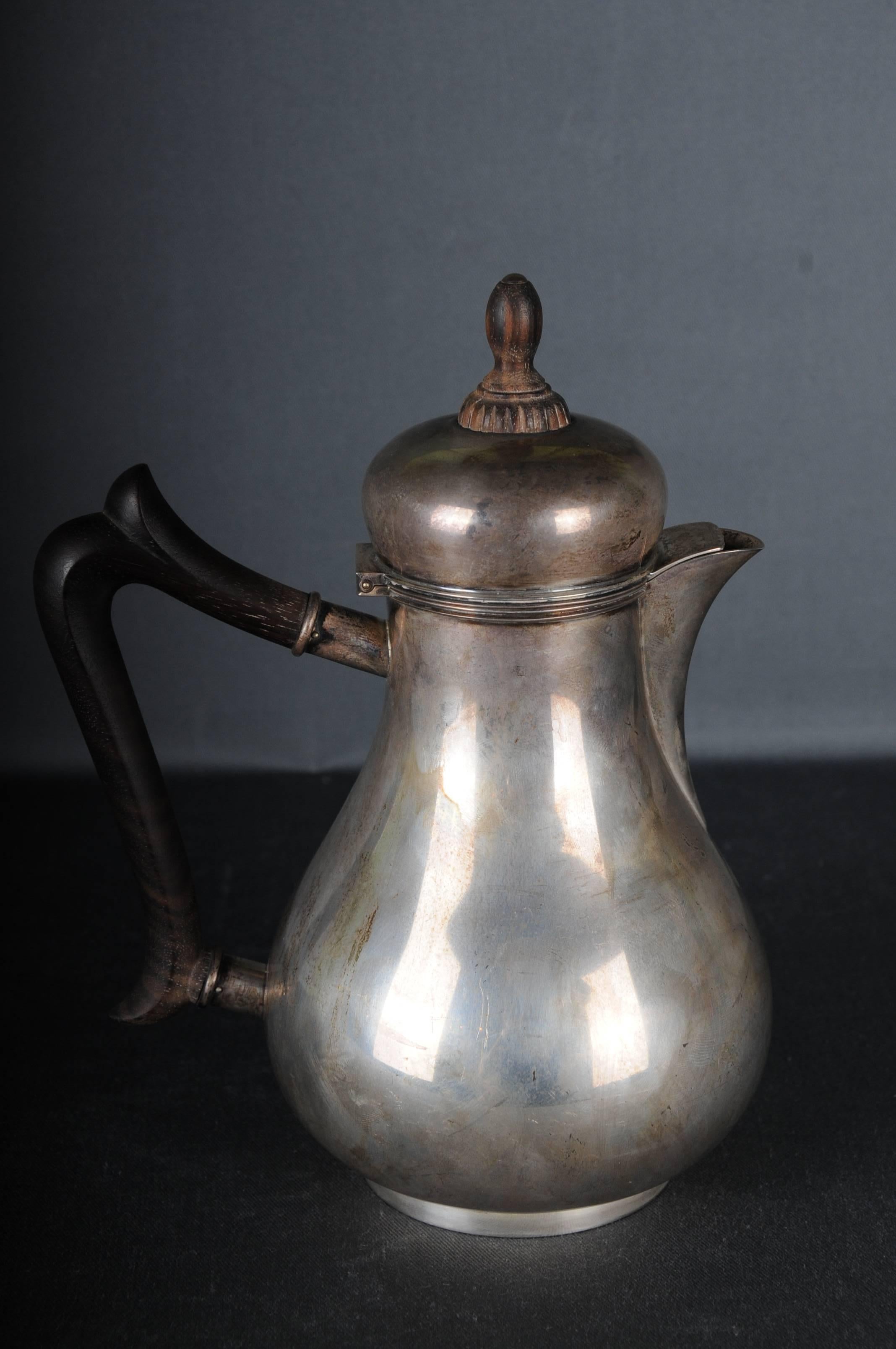 Antigua cafetera inglesa de plata con montura de madera en venta 1