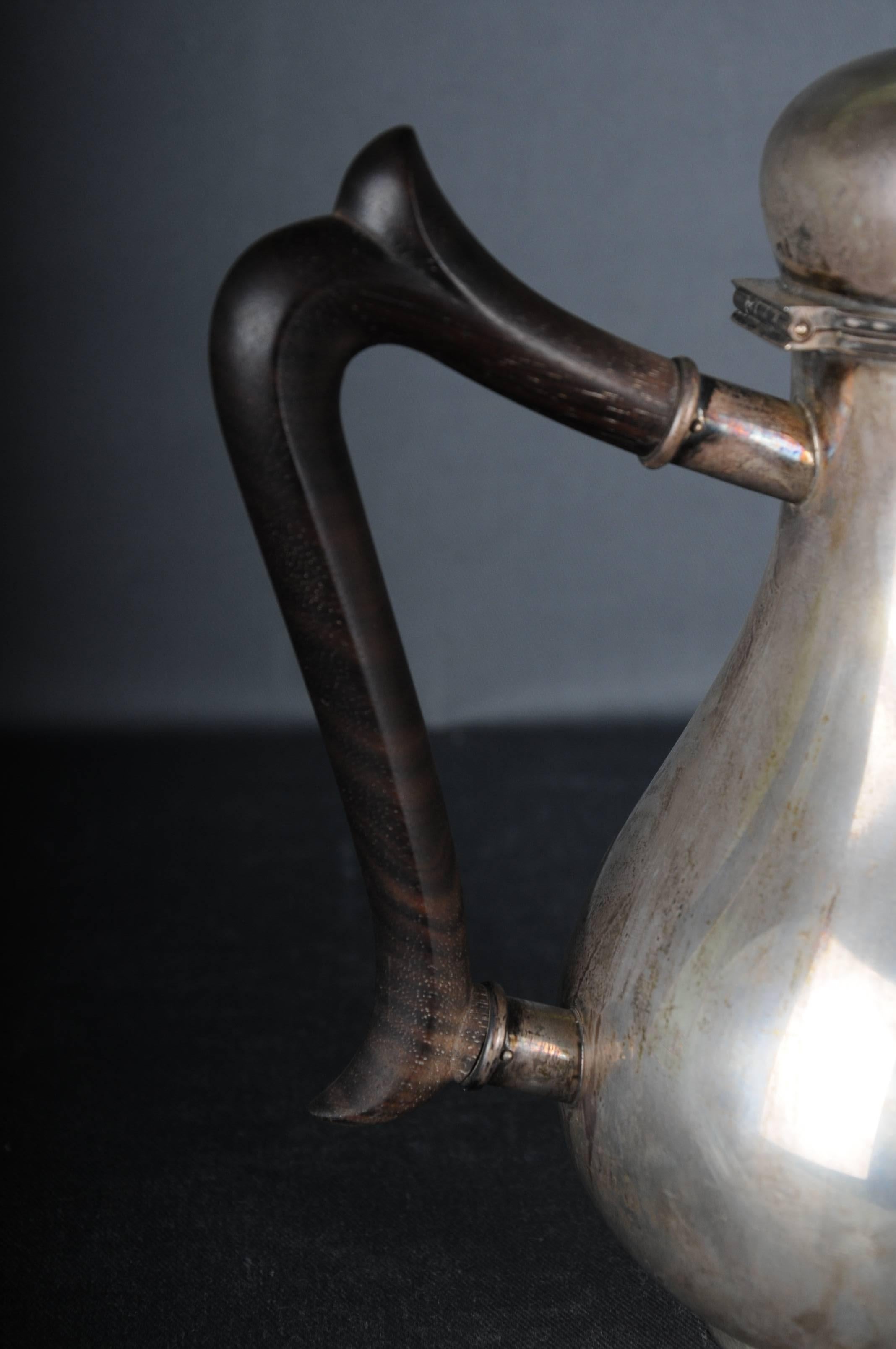 Antigua cafetera inglesa de plata con montura de madera Silver en venta