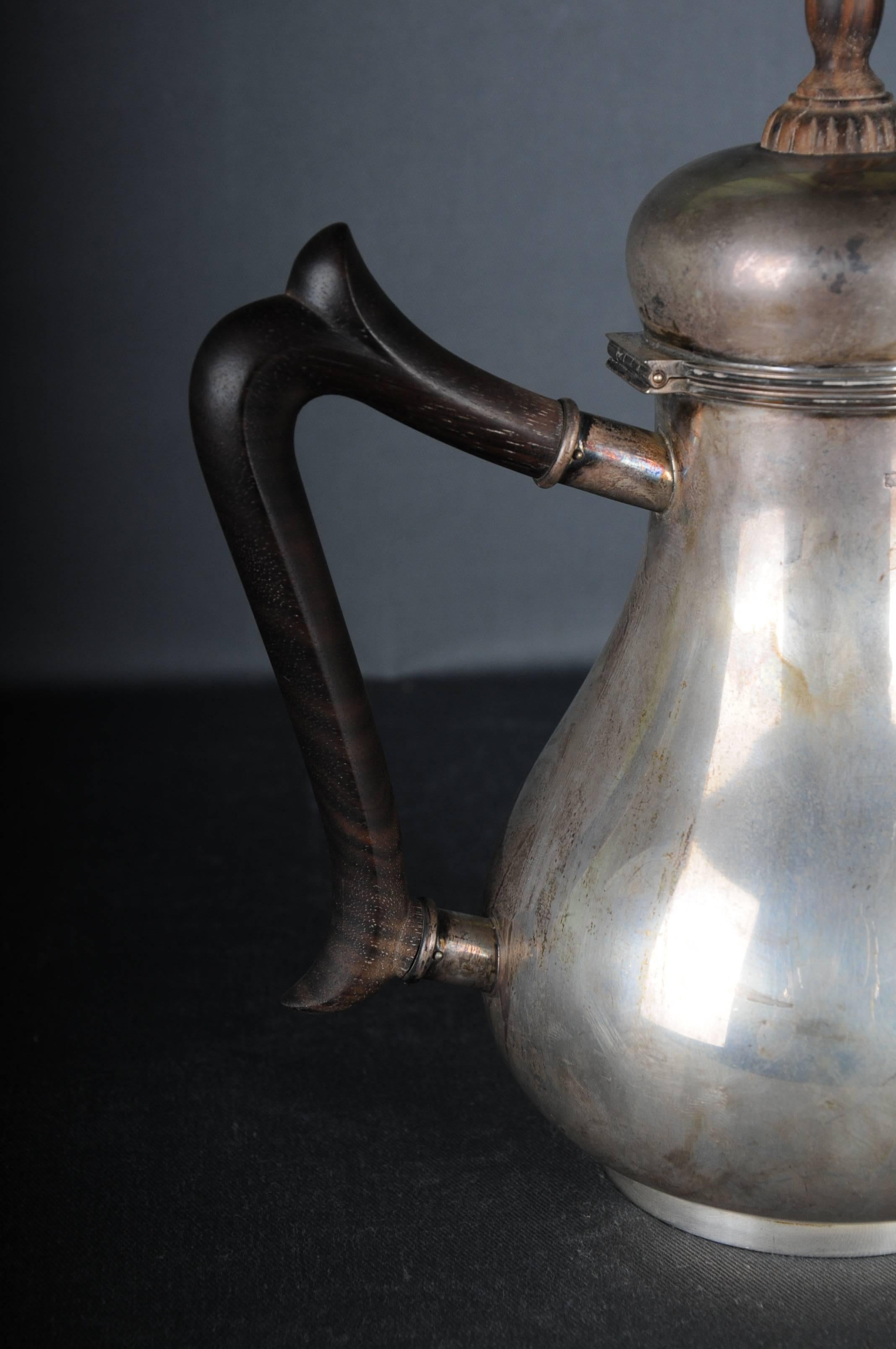 Antigua cafetera inglesa de plata con montura de madera en venta 3