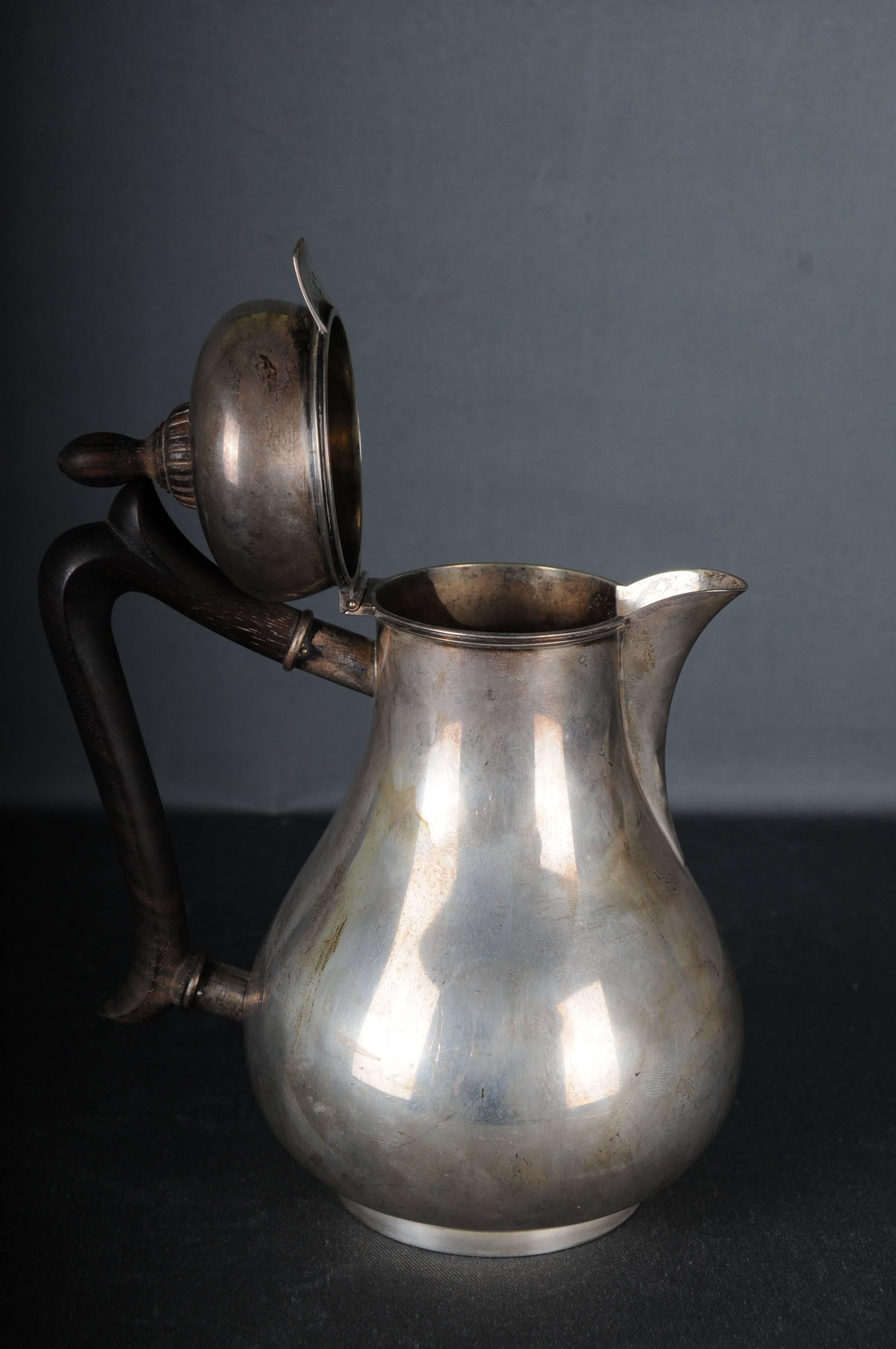 Antigua cafetera inglesa de plata con montura de madera en venta 2
