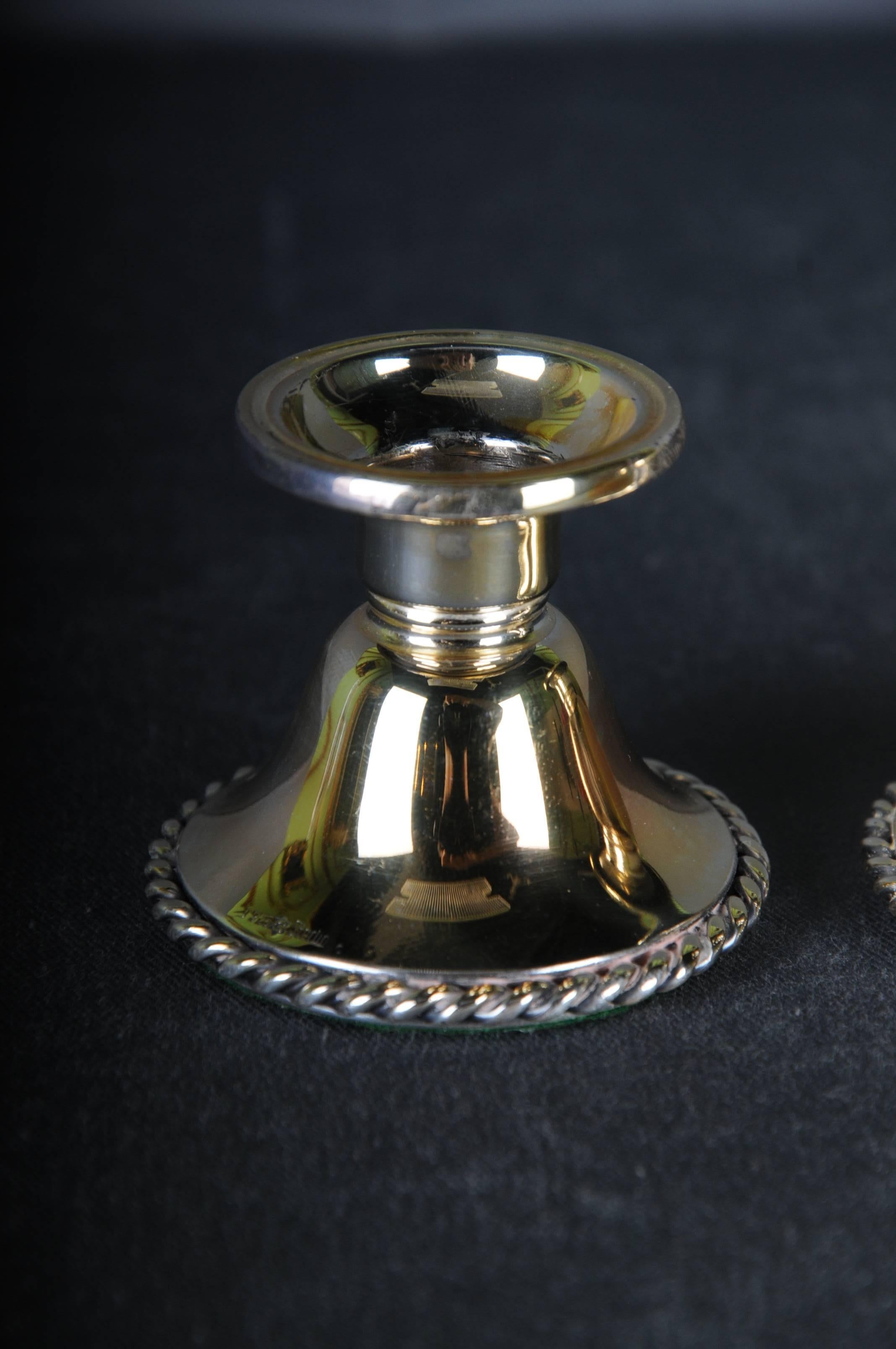 2 klassische Silber Kerzenleuchter 925 Sterling Deutschland
Halbmond und Krone vergoldet



Der Kerzenständer ist gewichtet
Gewicht: 126 g

Der Zustand ist auf den Bildern zu sehen.