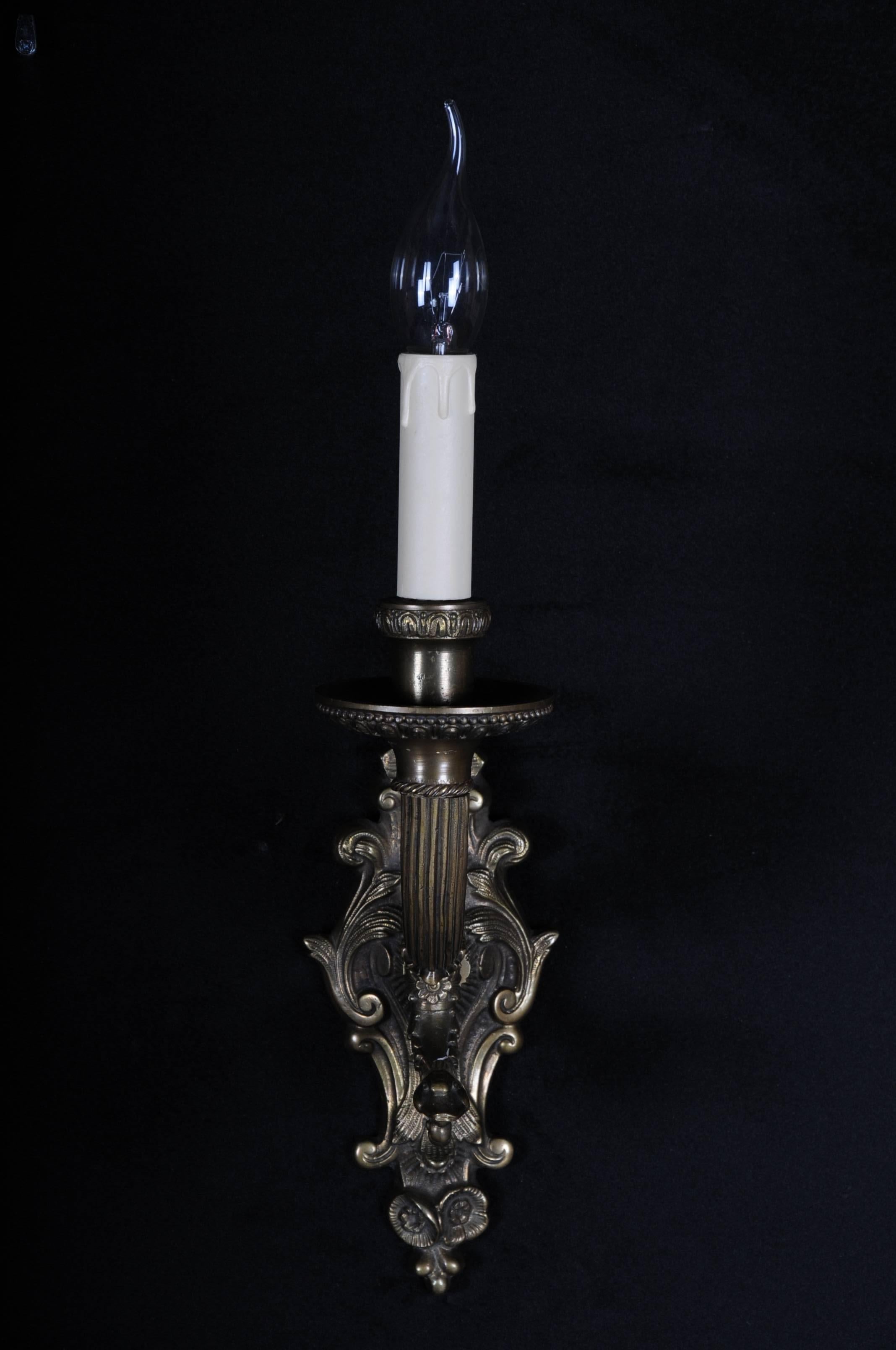 Ancienne applique en bronze / laiton 2ème époque Empire, vers 1900.

Fantastiquement belle applique en bronze. Richement décoré et ciselé. Electrifié, une ampoule E14.


F(-48).


 
