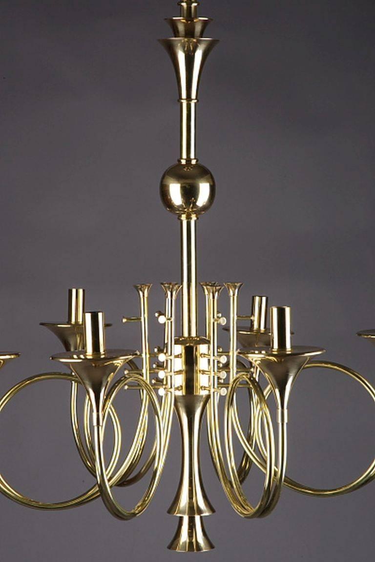 Ceiling candelabra in the form of six hunting horns. High-gloss polished brass. 


(F-Ra-59).