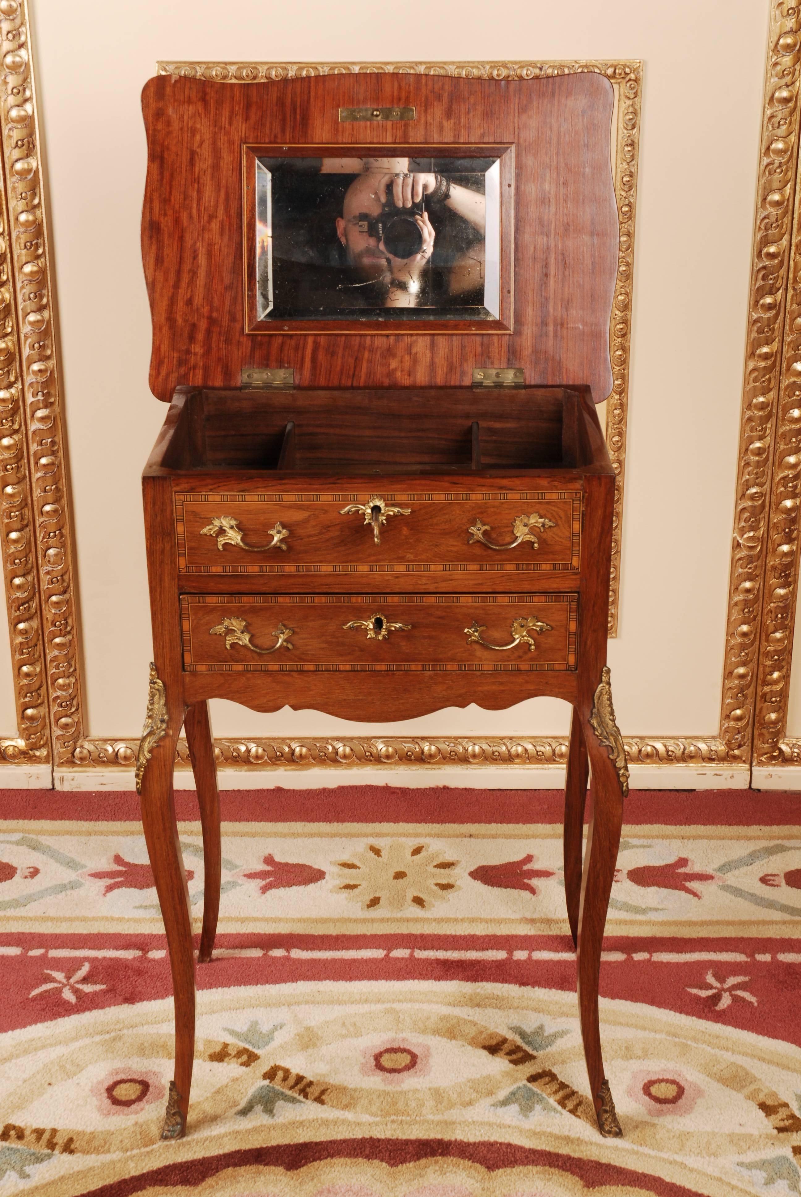 Elegant side table in the Louis Quinze style. Rosewood on pine. The whole corpus is inlaid. Slightly protruding top plate on two-waisted cambered frame on curved legs. Rich bronze fittings. 

(G-41).