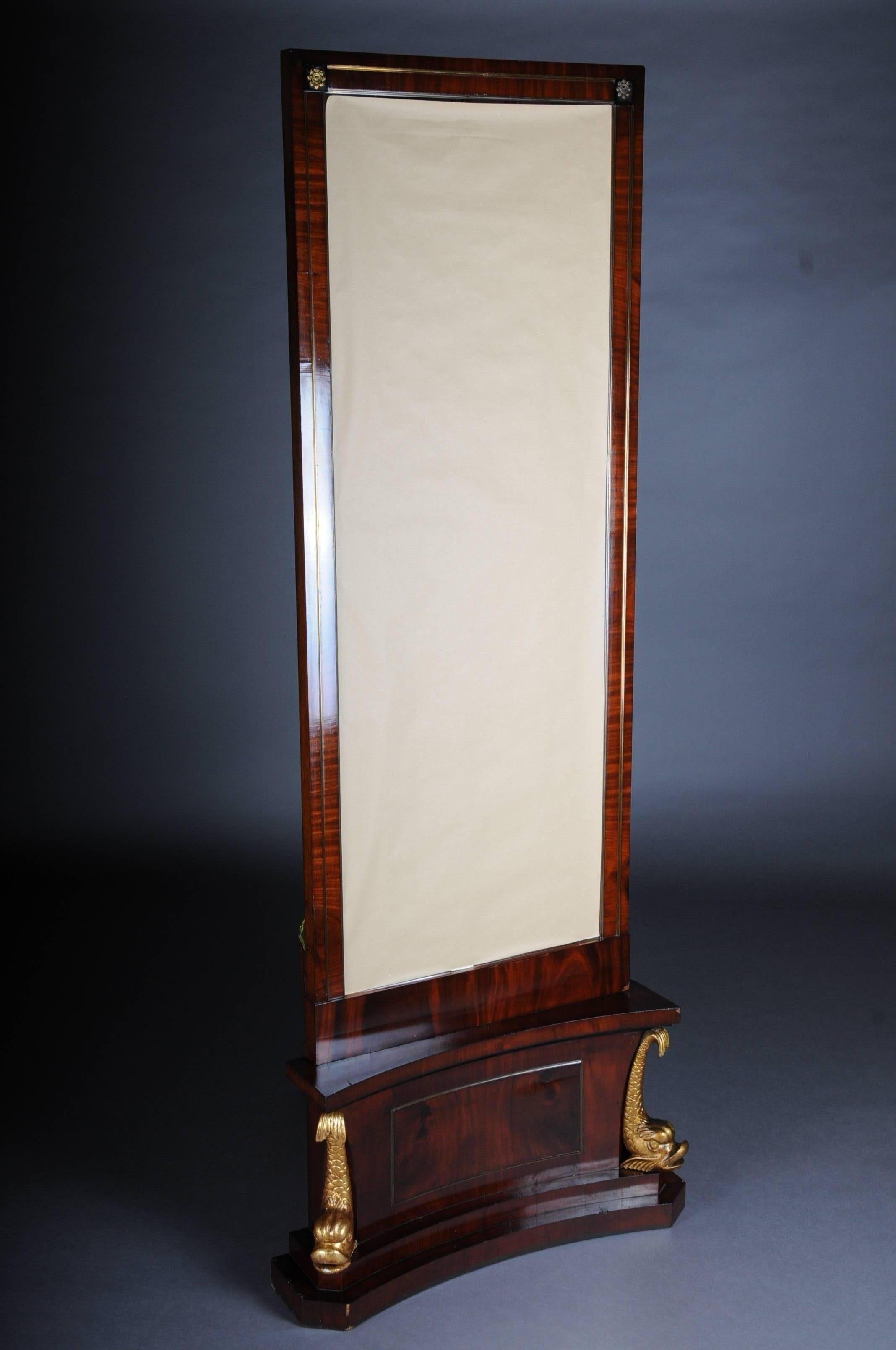 Mahogany, brass moldings. Carved and Poliement gilded dolphins. Original old mirror glass.


(M-34).