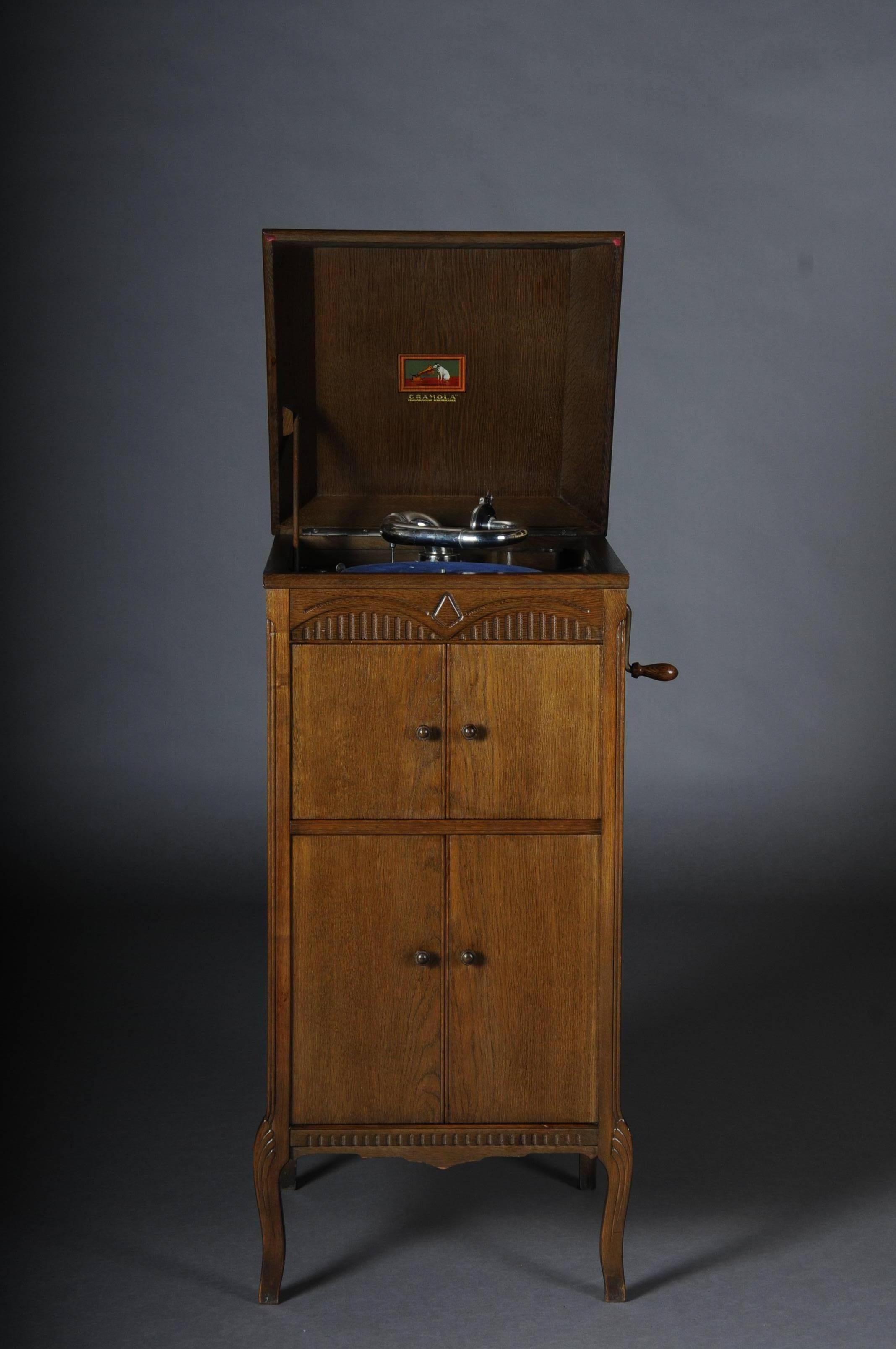 Hinged shell for shellac records.
Wonderful gramophone schranj in oak
The gramophone is functional
( V-141 ).